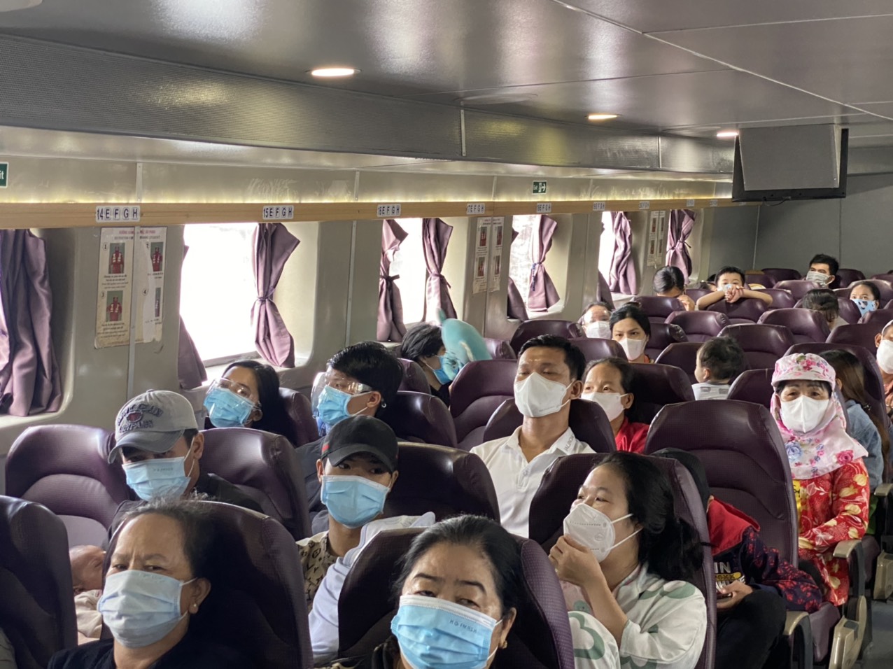 Kiên Giang: Chuyển tàu đầu tiên đưa người dân mắc kẹt ở đất liền về đảo - Ảnh 2.