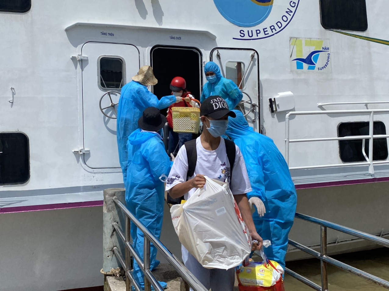 Kiên Giang: Chuyển tàu đầu tiên đưa người dân mắc kẹt ở đất liền về đảo - Ảnh 1.