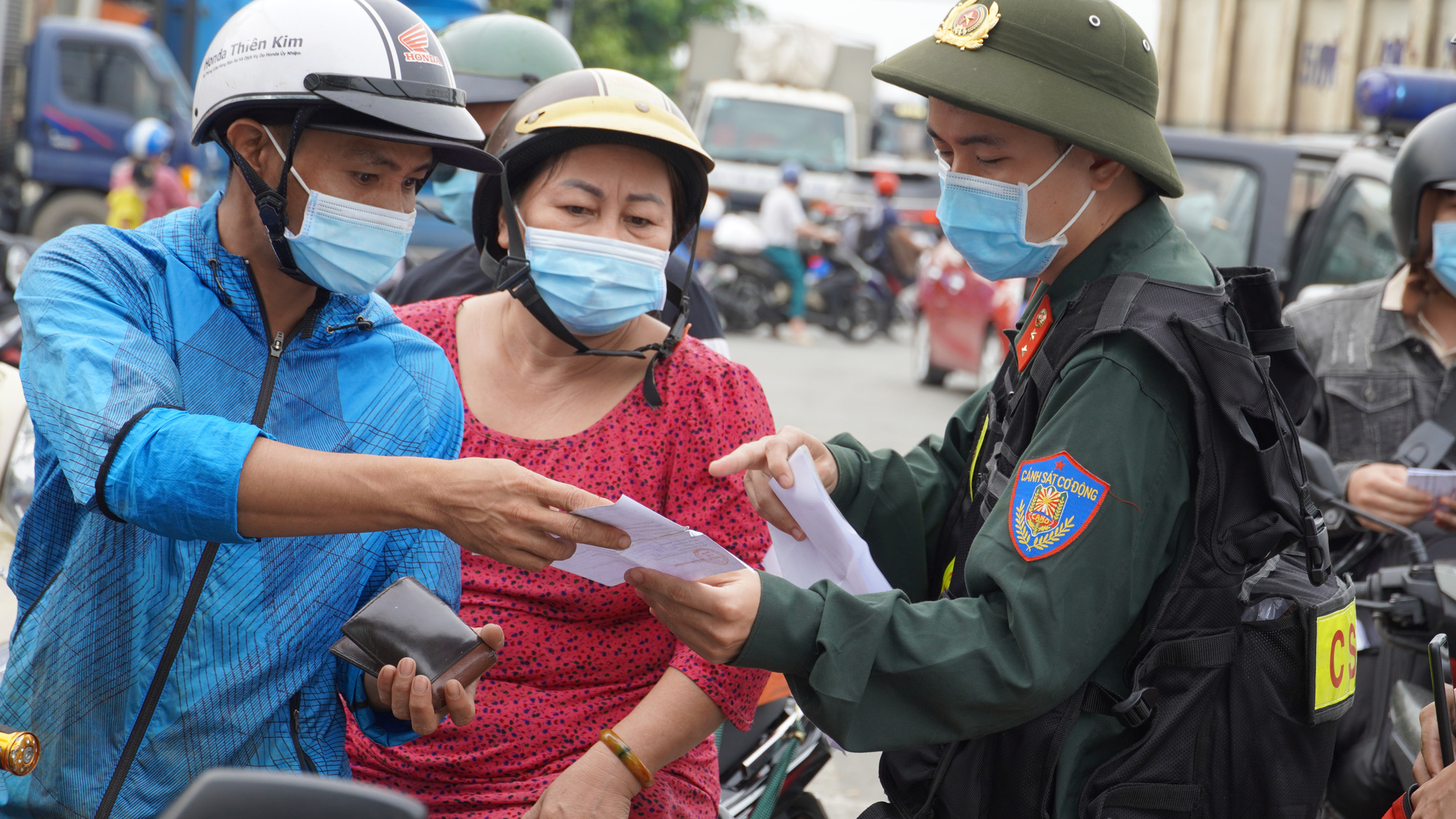 Người dân quay về đông nghẹt, chốt vào Bà Rịa - Vũng Tàu chật cứng xe - Ảnh 4.