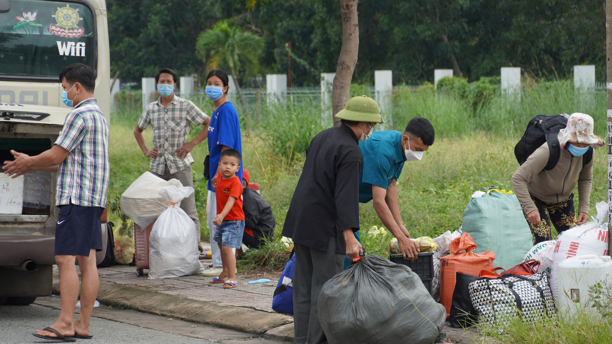 Người dân quay về đông nghẹt, chốt vào Bà Rịa - Vũng Tàu chật cứng xe - Ảnh 12.