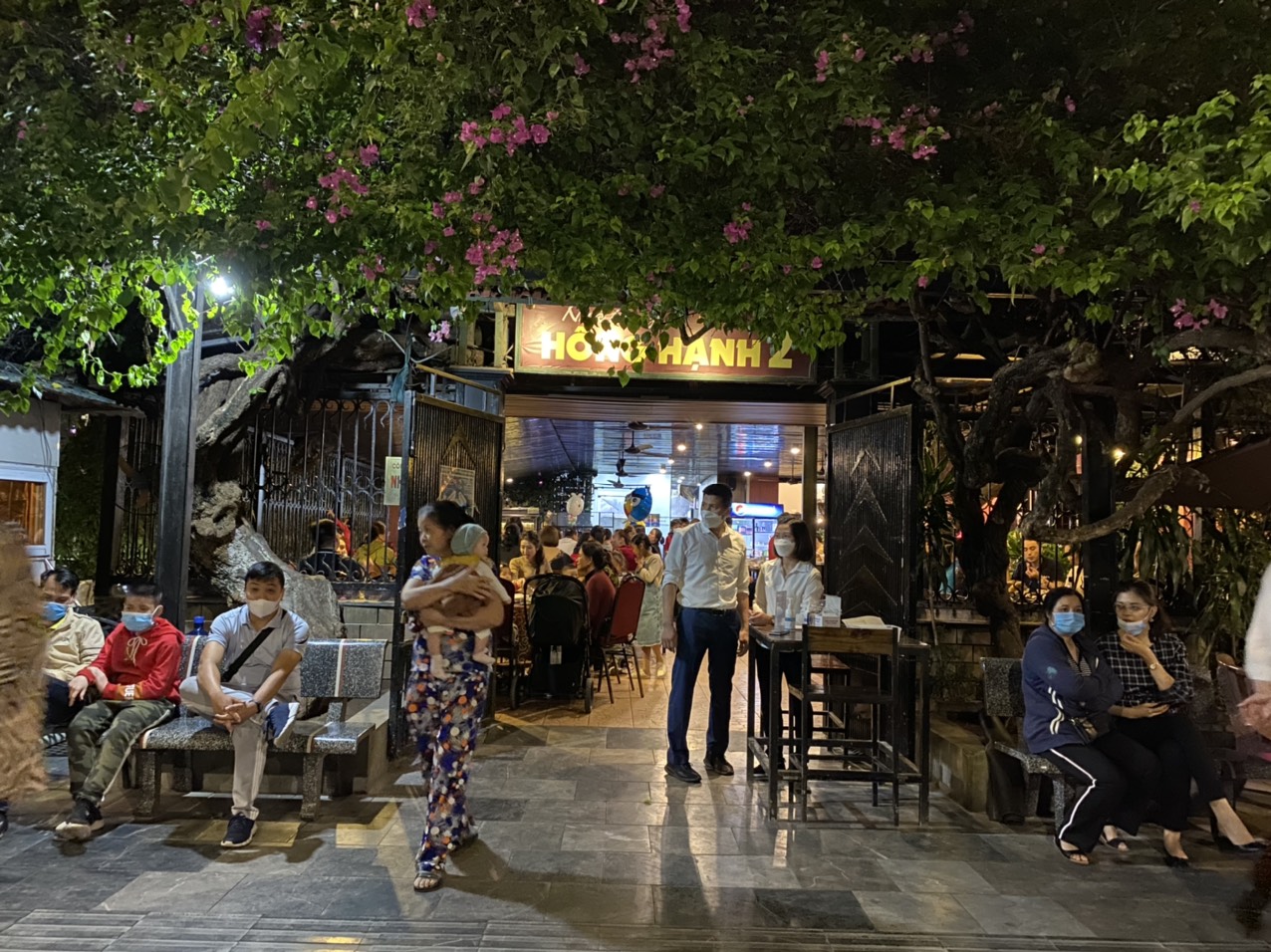 Tạm đình chỉ chủ tịch phường do thiếu trách nhiệm trong chỉ đạo phòng chống dịch - Ảnh 1. Tạm đình chỉ chủ tịch phường do thiếu trách nhiệm trong chỉ đạo phòng chống dịch - Ảnh 1.