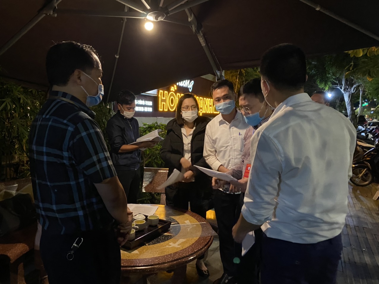 Tạm đình chỉ chủ tịch phường do thiếu trách nhiệm trong chỉ đạo phòng chống dịch - Ảnh 3. Tạm đình chỉ chủ tịch phường do thiếu trách nhiệm trong chỉ đạo phòng chống dịch - Ảnh 3.
