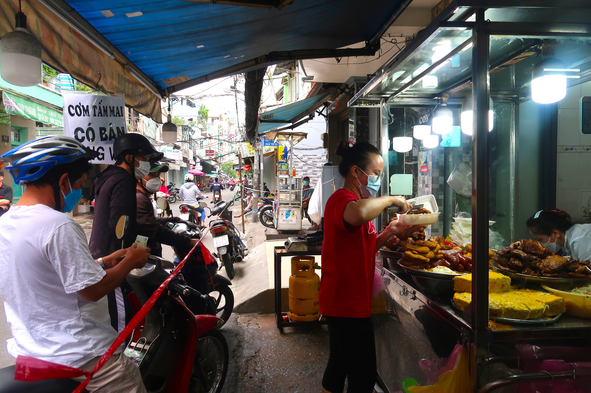 Quán ăn ở TP HCM: Nơi nhộn nhịp, nơi đìu hiu - Ảnh 6. Quán ăn ở TP HCM: Nơi nhộn nhịp, nơi đìu hiu - Ảnh 6.