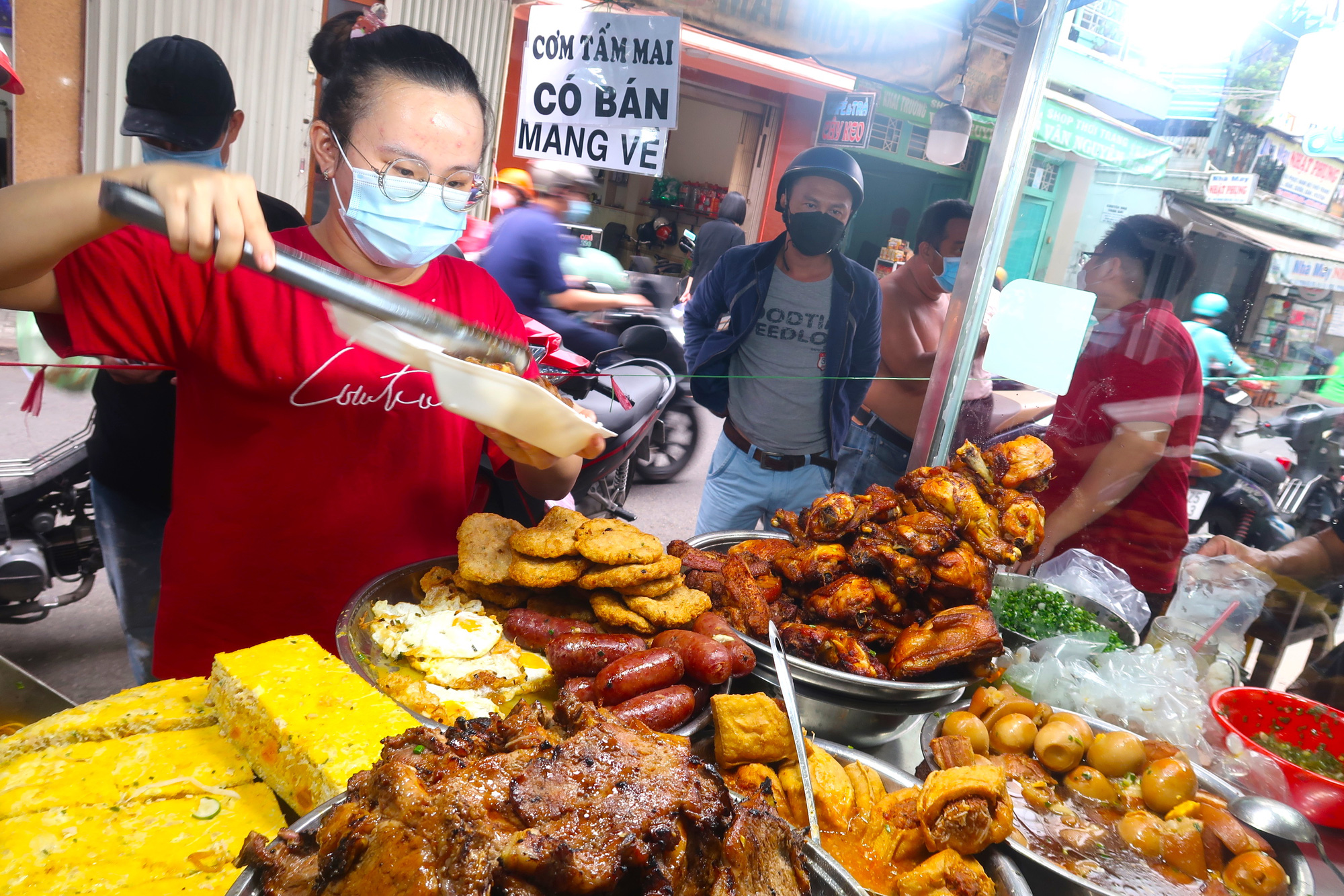Quán ăn ở TP HCM: Nơi nhộn nhịp, nơi đìu hiu - Ảnh 7. Quán ăn ở TP HCM: Nơi nhộn nhịp, nơi đìu hiu - Ảnh 7.