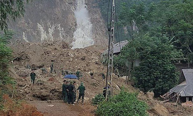 Sạt lở đất vùi lấp 1 nhà dân khiến 4 ngưá»i thương vong - Ảnh 1. Sạt lở đất vùi lấp 1 nhà dân khiến 4 ngưá»i thương vong - Ảnh 1.
