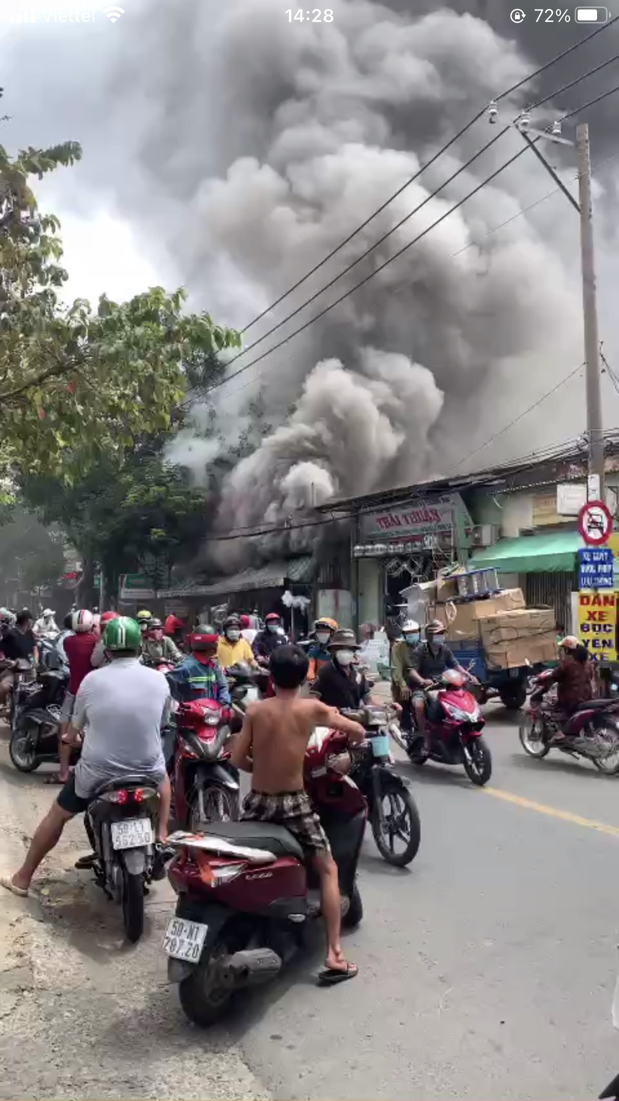 CLIP: Khói ngùn ngụt bao trùm căn nhà ở Bình Tân, TP HCM - Ảnh 2. CLIP: Khói ngùn ngụt bao trùm căn nhà ở Bình Tân, TP HCM - Ảnh 2.