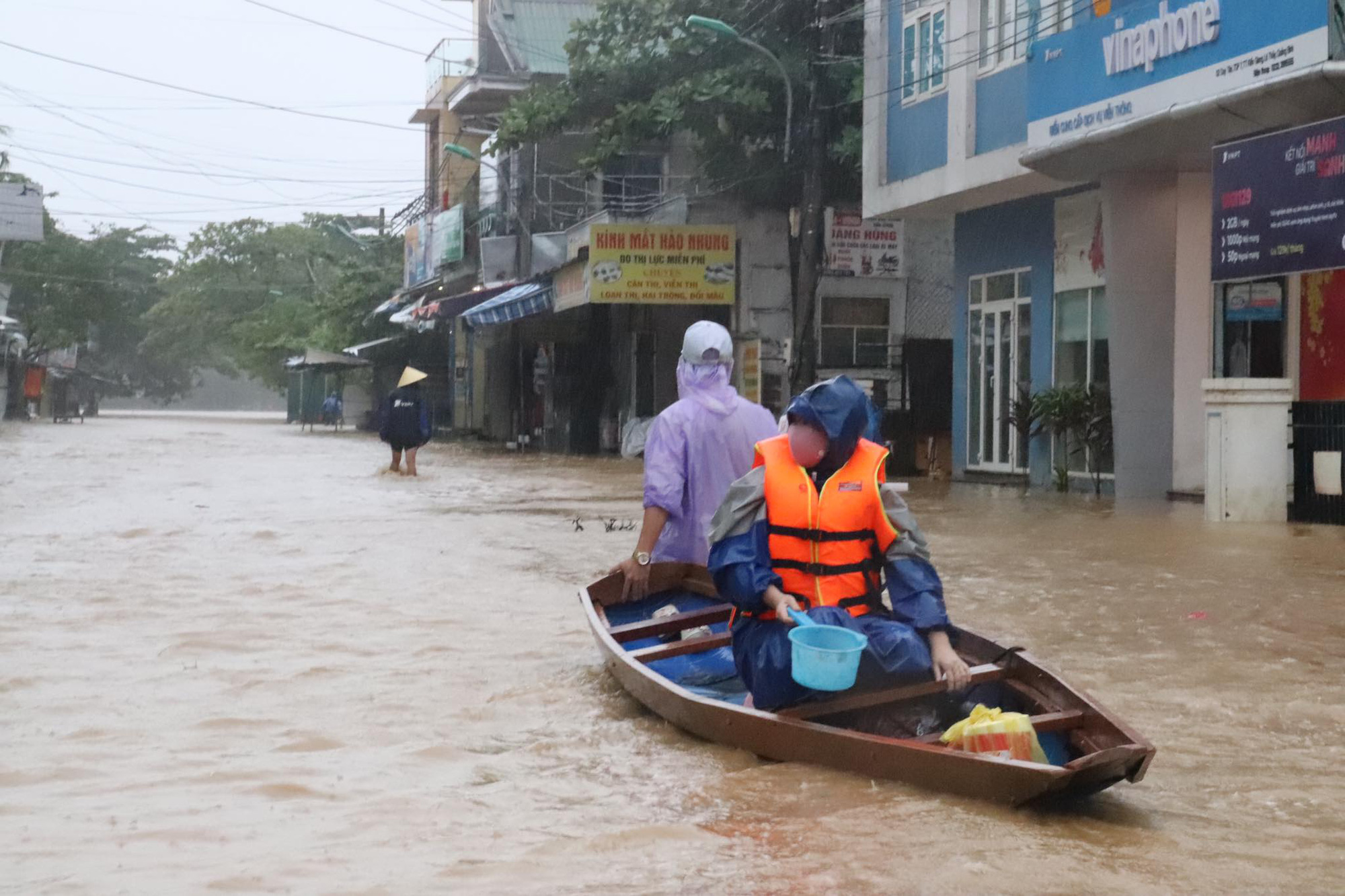 Hà Tĩnh - Quảng Bình: Nước lũ bủa vây, 4 người chết và mất tích - Ảnh 7.