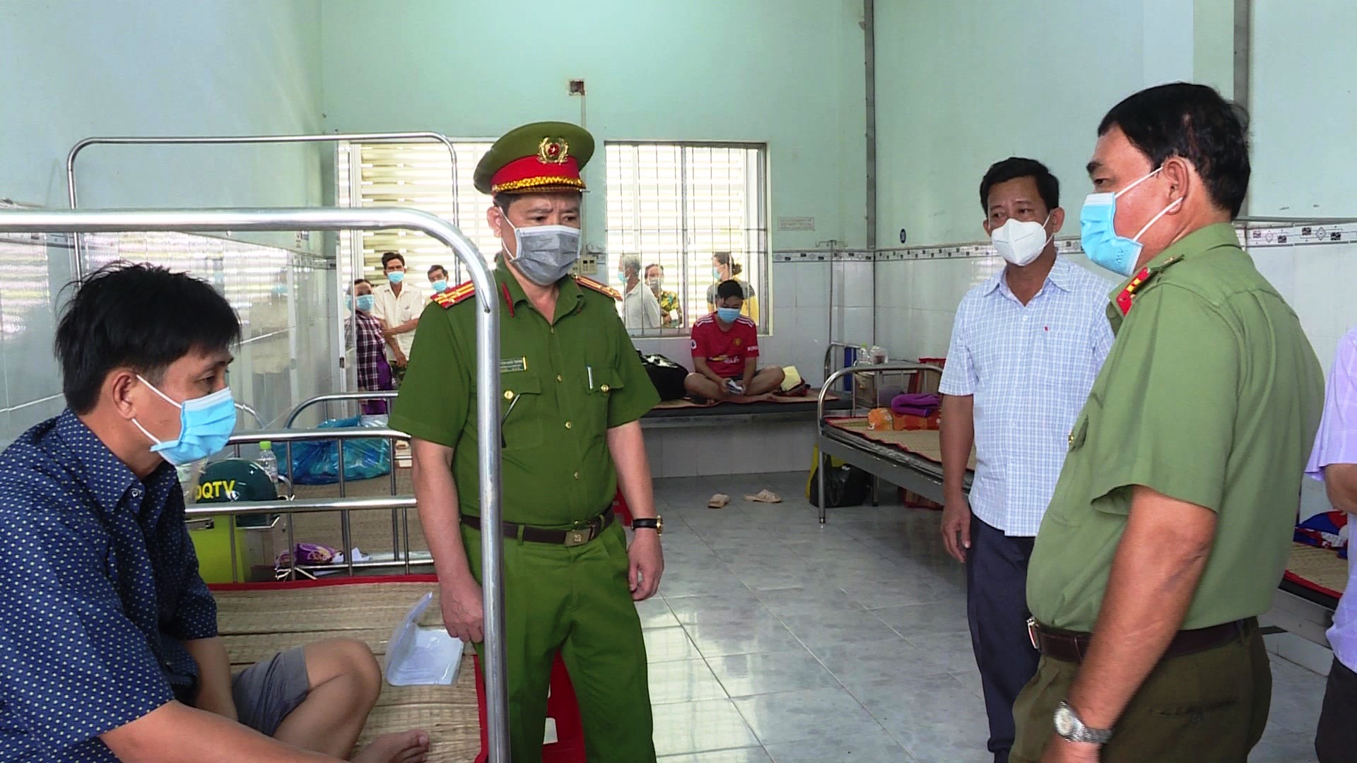 2 công an bị đâm trá»ng thương trong khu cách ly táºp trung - Ảnh 1. 2 công an bị đâm trá»ng thương trong khu cách ly táºp trung - Ảnh 1.