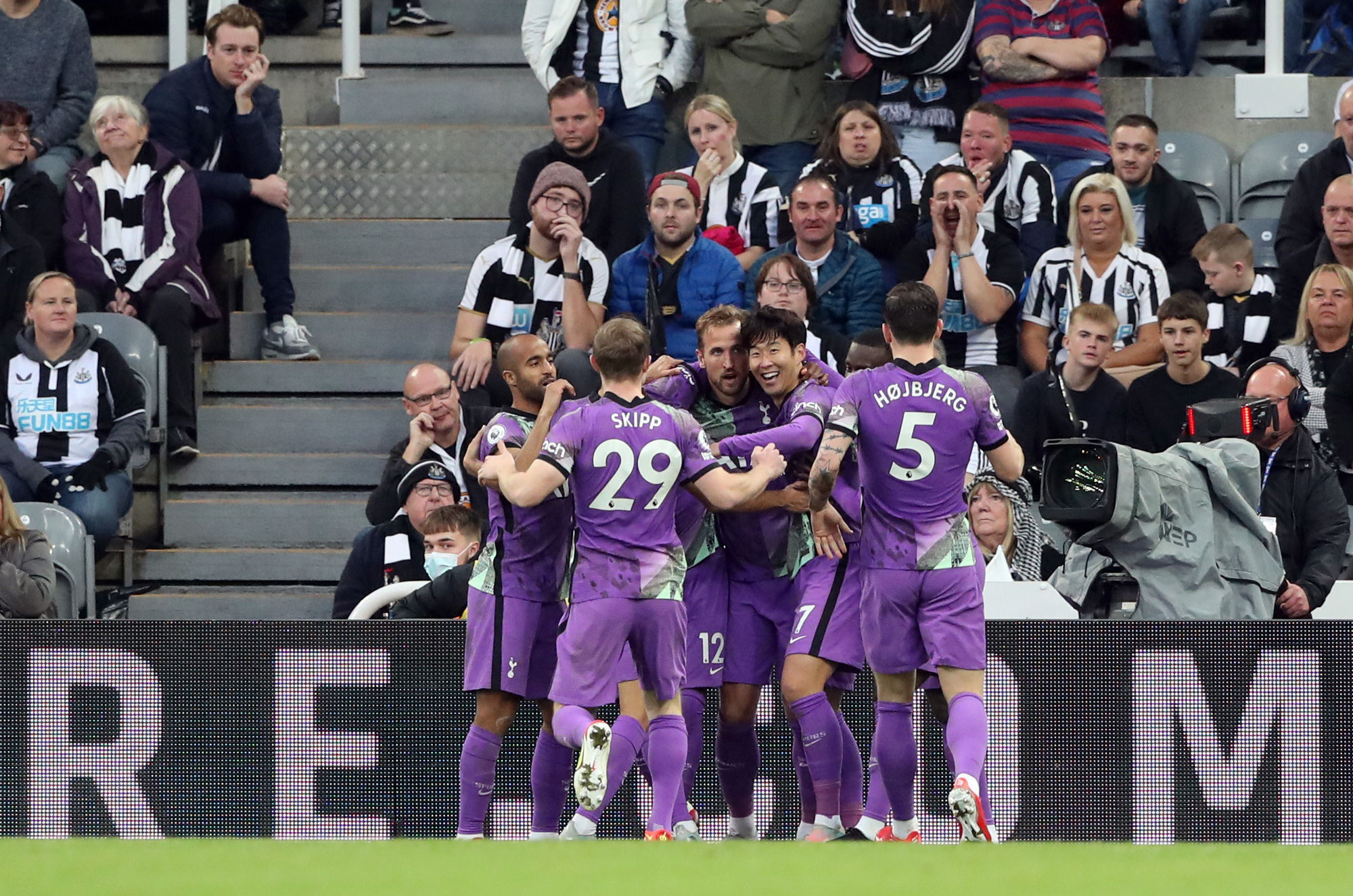 Newcastle thảm bại ngày ra mắt chủ mới, Tottenham bay vào Top 5 Ngoại hạng - Ảnh 10.