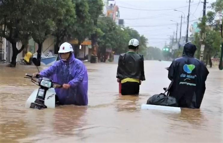 Hà Tĩnh - Quảng Bình: Nước lũ bủa vây, 4 người chết và mất tích - Ảnh 18.