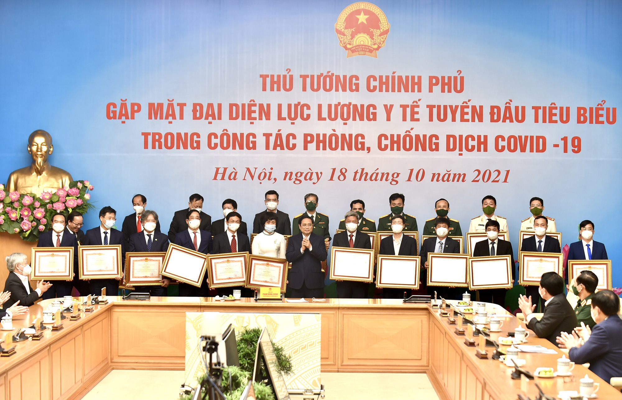 Thủ tướng: Hơn 24.000 y bác sĩ... là hơn 24.000 bông hoa đẹp - Ảnh 4. Thủ tướng: Hơn 24.000 y bác sĩ... là hơn 24.000 bông hoa đẹp - Ảnh 4.