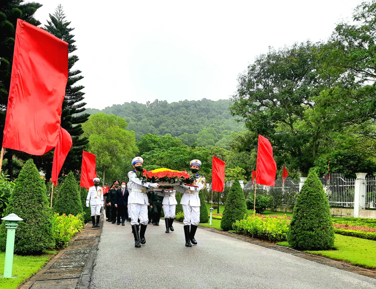 Lãnh đạo Bá»™ Quốc phòng dâng hương tưởng niệm anh hùng liệt sÄ© Äoà n tà u không số - Ảnh 2. Lãnh đạo Bá»™ Quốc phòng dâng hương tưởng niệm anh hùng liệt sÄ© Äoà n tà u không số - Ảnh 2.