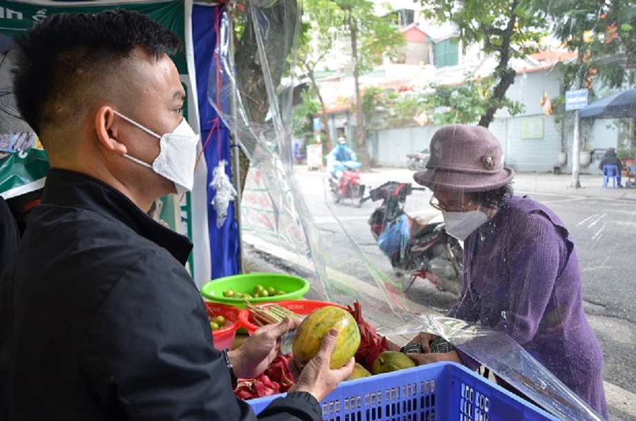 Độc đáo mô hình mang rác thải đến, cầm thực phẩm về - Ảnh 3.