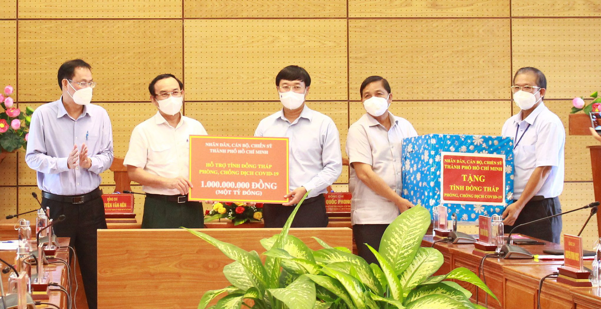 Bà thư Nguyá»…n Văn Nên hoan nghênh sá»± chia sẻ, há»— trợ chà tình cá»§a Äồng Tháp - Ảnh 2. Bà thư Nguyá»…n Văn Nên hoan nghênh sá»± chia sẻ, há»— trợ chà tình cá»§a Äồng Tháp - Ảnh 2.