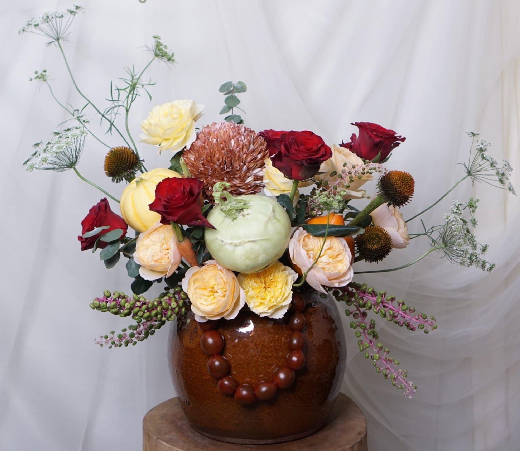 Khám phá bó hoa rau củ đầy màu sắc và tinh tế trên hình ảnh này! Bạn sẽ không tin được những bông hoa độc đáo được tạo ra từ rau củ sẽ làm cho bất cứ ai nhìn vào đều thích thú. Đây là món quà nhỏ xinh tươi tắn để tặng cho bạn bè, gia đình hoặc đem đi trang trí cho một sự kiện đặc biệt.