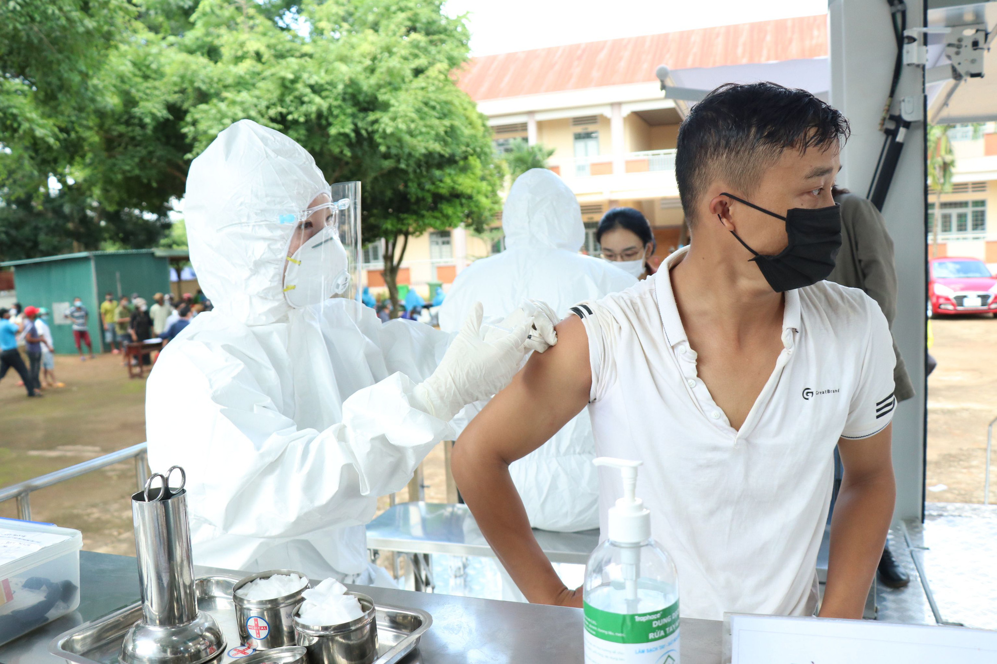 Phó Bí thư Tỉnh ủy Đắk Lắk: Người dân than phiền vì tỉ lệ tiêm vắc-xin quá thấp - Ảnh 1. Phó Bí thư Tỉnh ủy Đắk Lắk: Người dân than phiền vì tỉ lệ tiêm vắc-xin quá thấp - Ảnh 1.