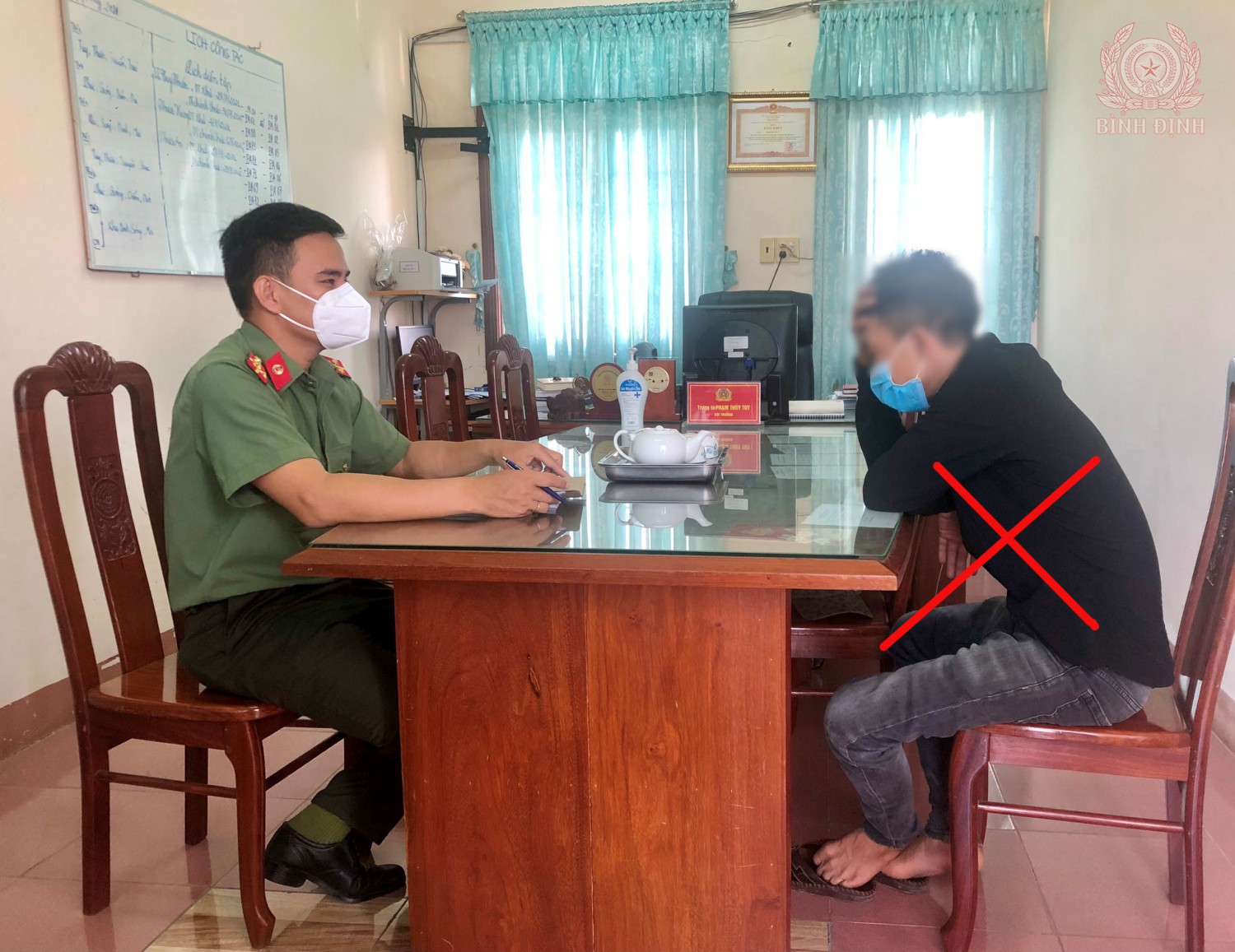Bị phạt khi ra đường, thanh niên lén chụp ảnh phó công an xã đưa lên mạng bêu xấu - Ảnh 1. Bị phạt khi ra đường, thanh niên lén chụp ảnh phó công an xã đưa lên mạng bêu xấu - Ảnh 1.