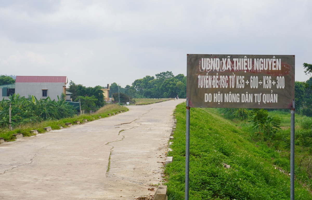 Mặt đê sông Chu ở Thanh Hóa vỡ, nứt toác khắp nơi - Ảnh 1.