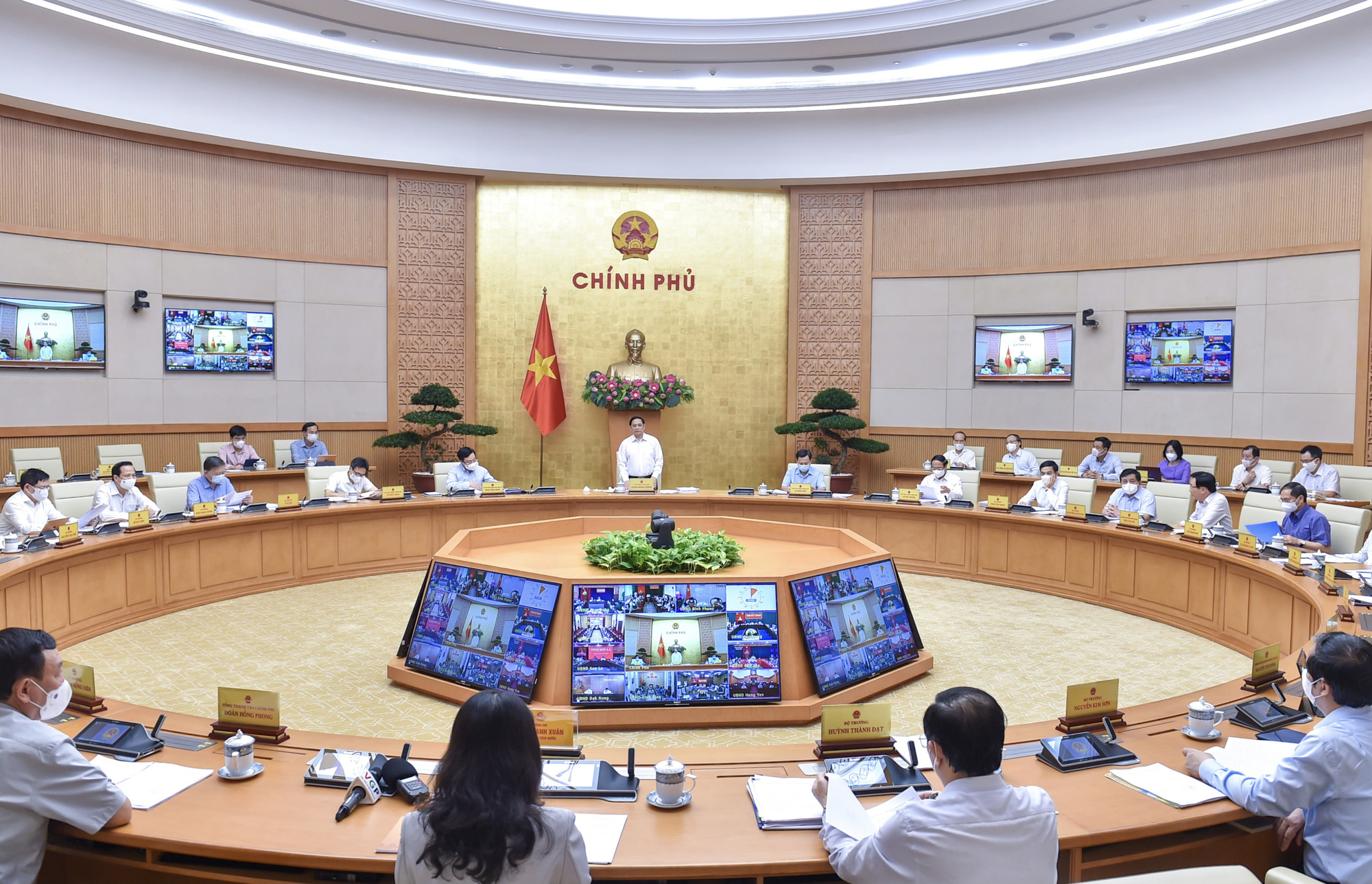 Chính phủ họp thường kỳ: Từng bước mở cửa trở lại, đưa cuộc sống về điều kiện bình thường mới - Ảnh 1. Chính phủ họp thường kỳ: Từng bước mở cửa trở lại, đưa cuộc sống về điều kiện bình thường mới - Ảnh 1.