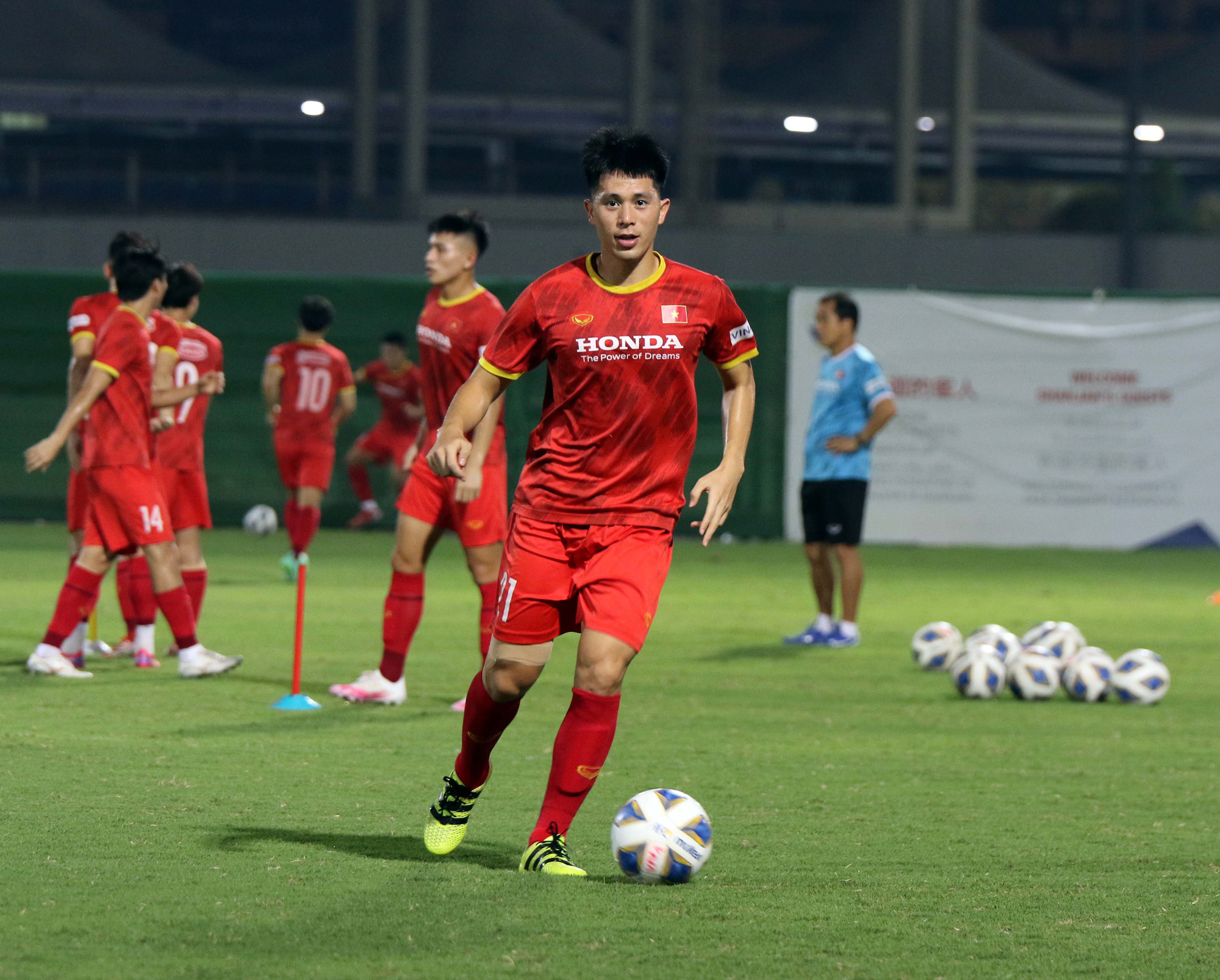 Cầu thủ Việt Nam hứng khởi với các bài tập dưới thời tiết khắc nghiệt ở UAE - Ảnh 5.