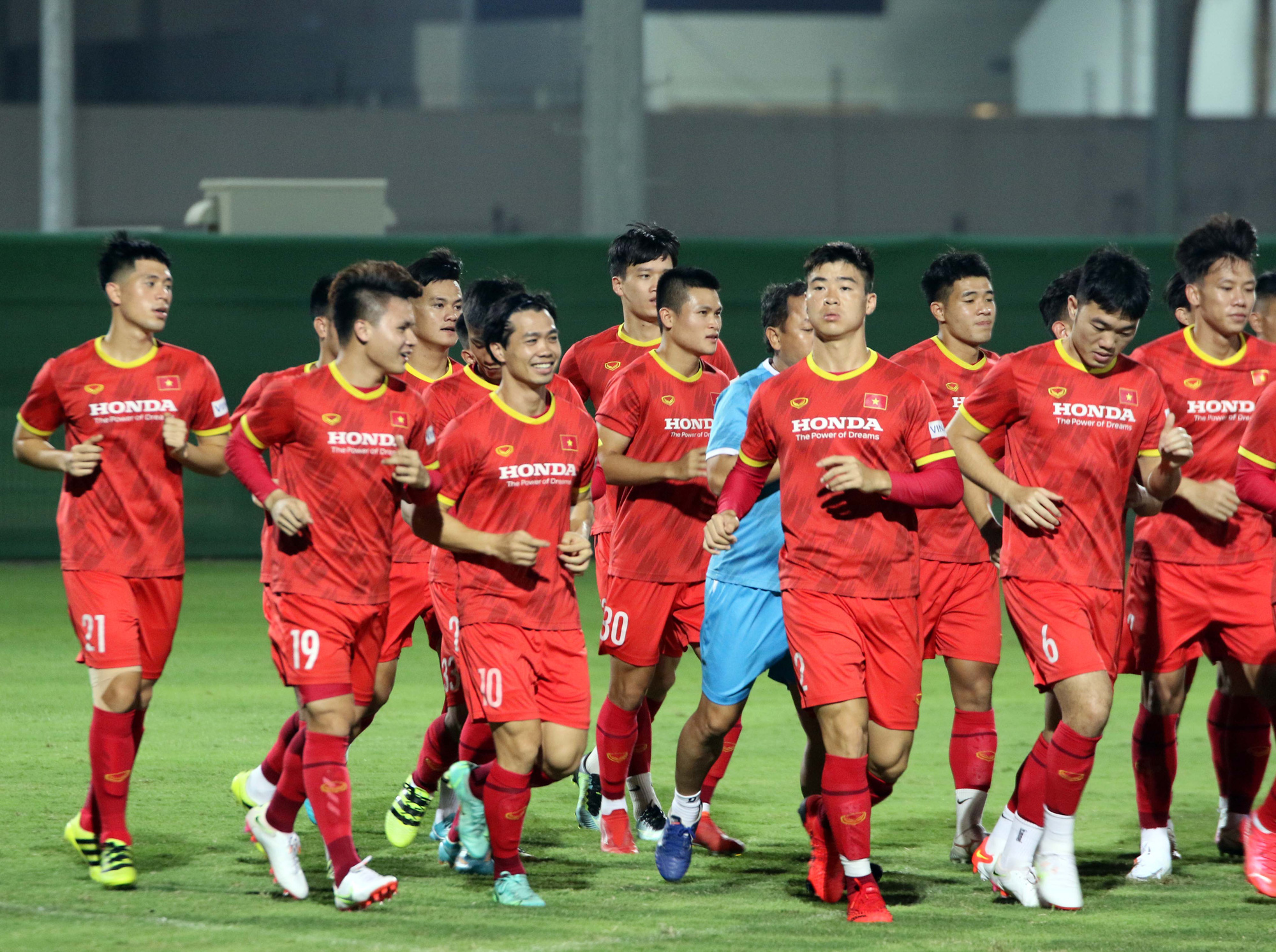 Cầu thủ Việt Nam hứng khởi với các bài tập dưới thời tiết khắc nghiệt ở UAE - Ảnh 3.