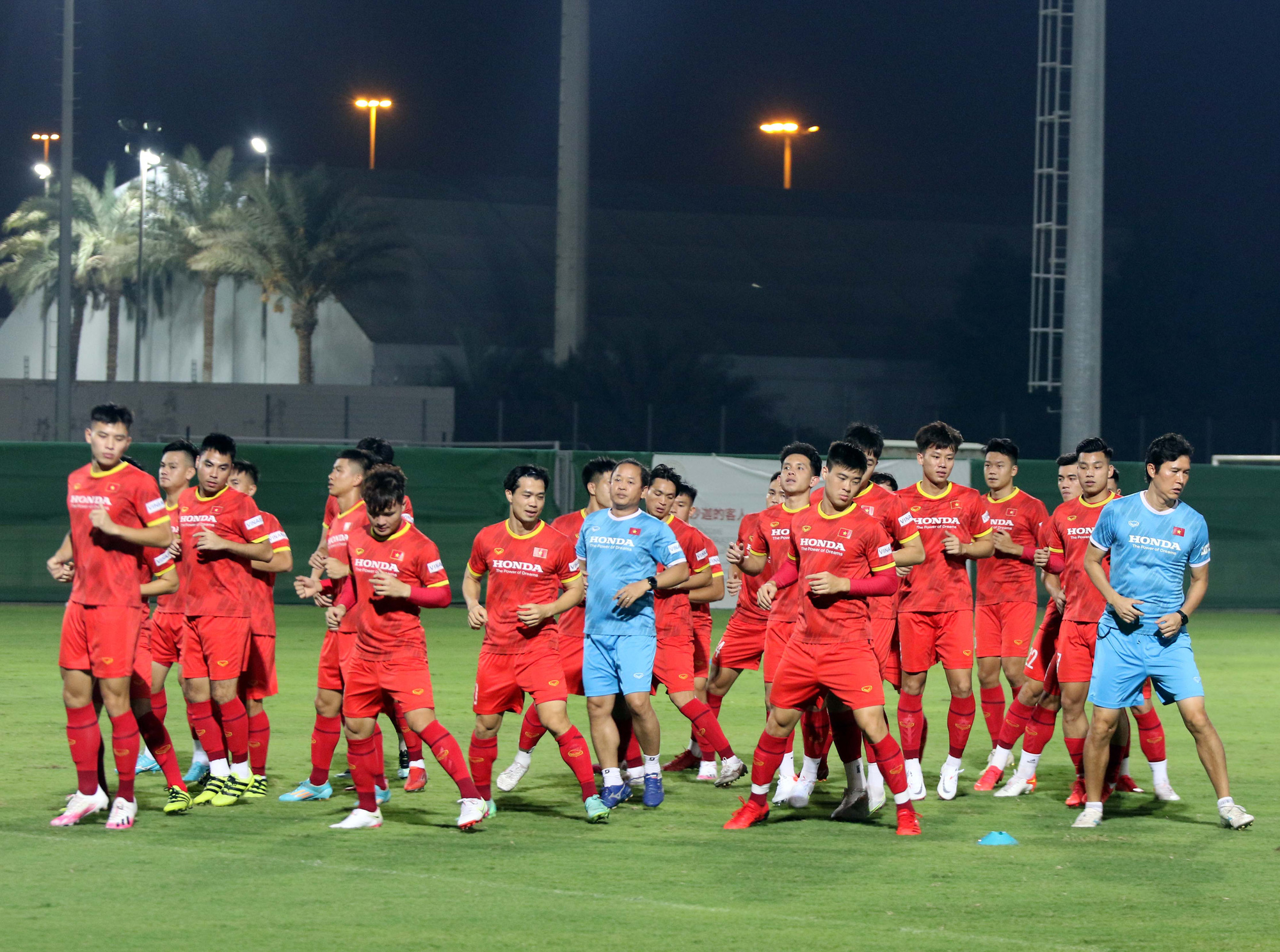 Cầu thủ Việt Nam hứng khởi với các bài tập dưới thời tiết khắc nghiệt ở UAE - Ảnh 2.