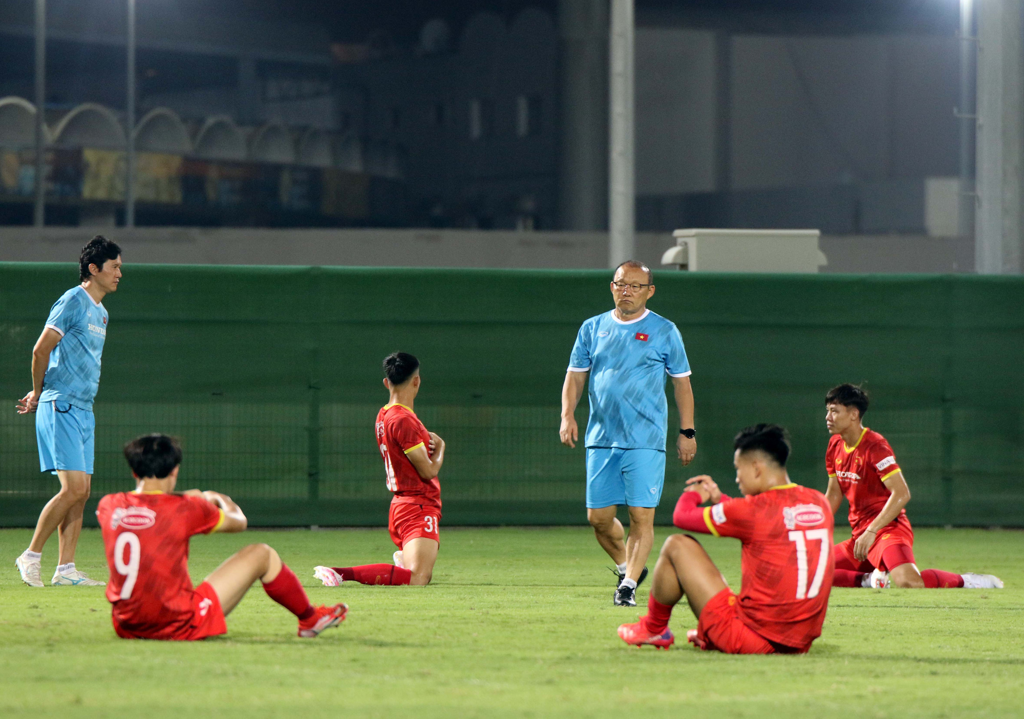 Cầu thủ Việt Nam hứng khởi với các bài tập dưới thời tiết khắc nghiệt ở UAE - Ảnh 4.