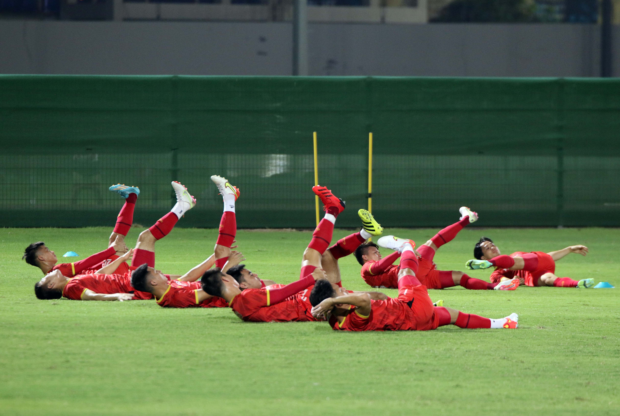 Cầu thủ Việt Nam hứng khởi với các bài tập dưới thời tiết khắc nghiệt ở UAE - Ảnh 6.