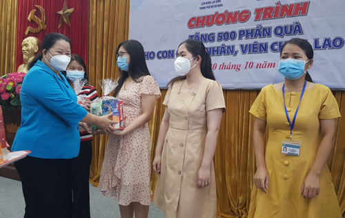 Tặng quà cho con của nhân viên y tế - Ảnh 1.