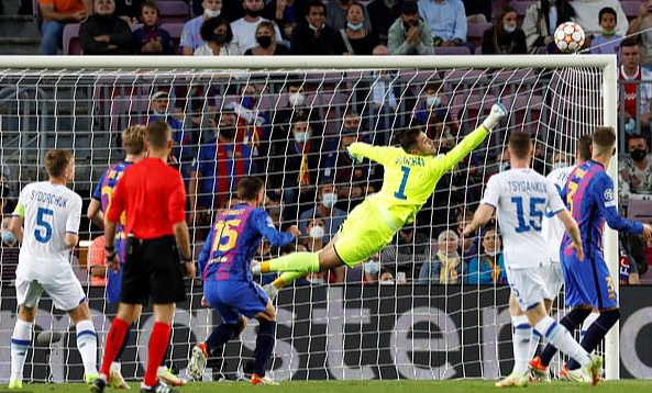 Barcelona có 3 điểm, Bayern Munich vùi dập Benfica vững ngôi đầu - Ảnh 1.