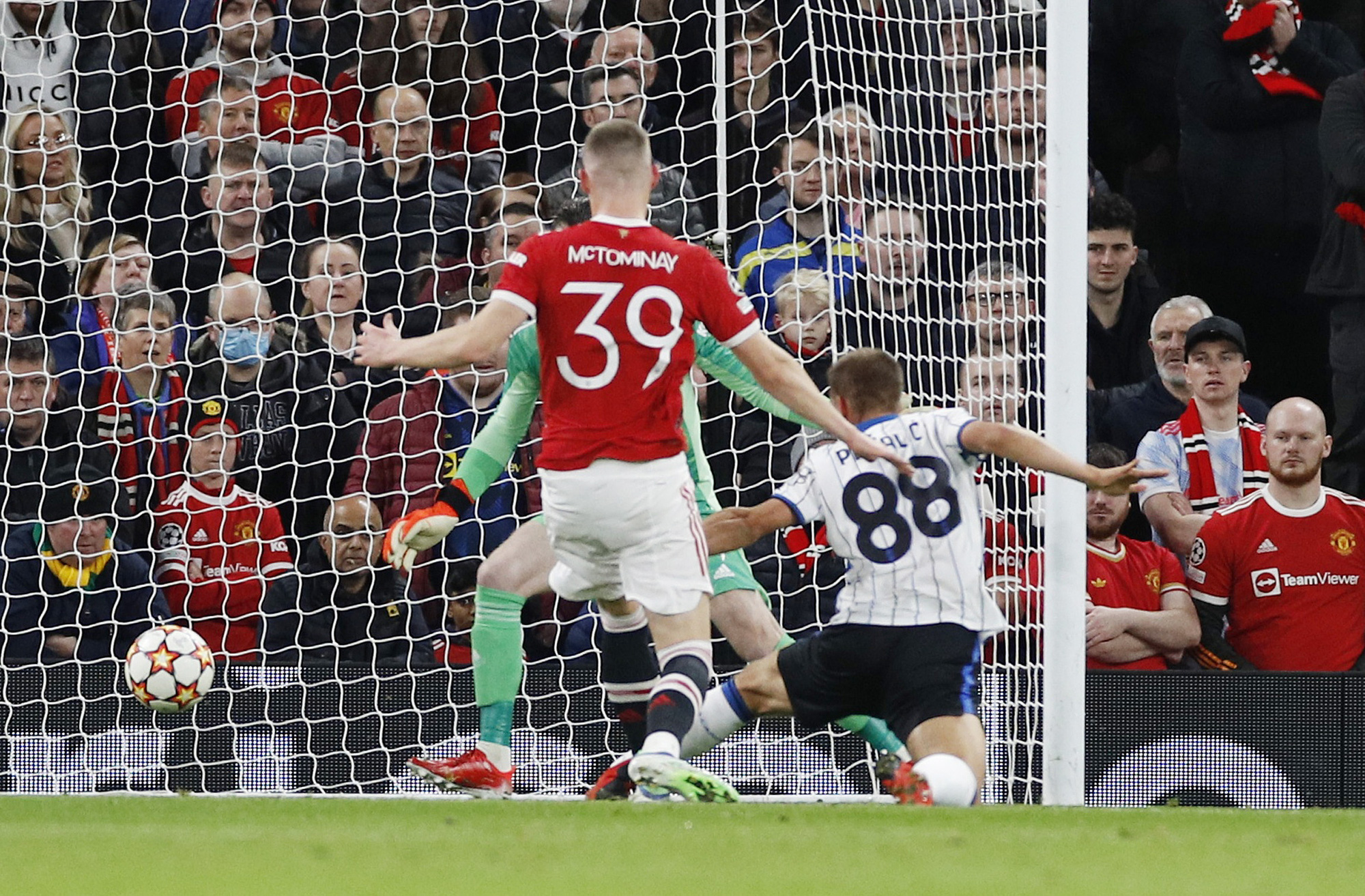 Ngược dòng điên cuồng ở Old Trafford, Man United đại phá Atalanta - Ảnh 2.