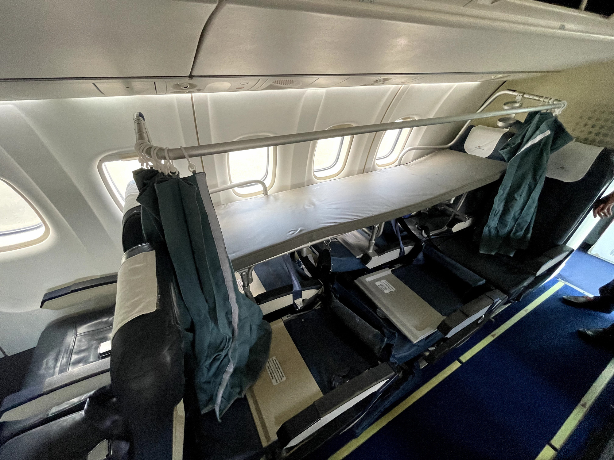 Lắp cáng trên máy bay đưa hành khách đặc biệt từ Côn Đảo về TP HCM - Ảnh 5. Lắp cáng trên máy bay đưa hành khách đặc biệt từ Côn Đảo về TP HCM - Ảnh 5.