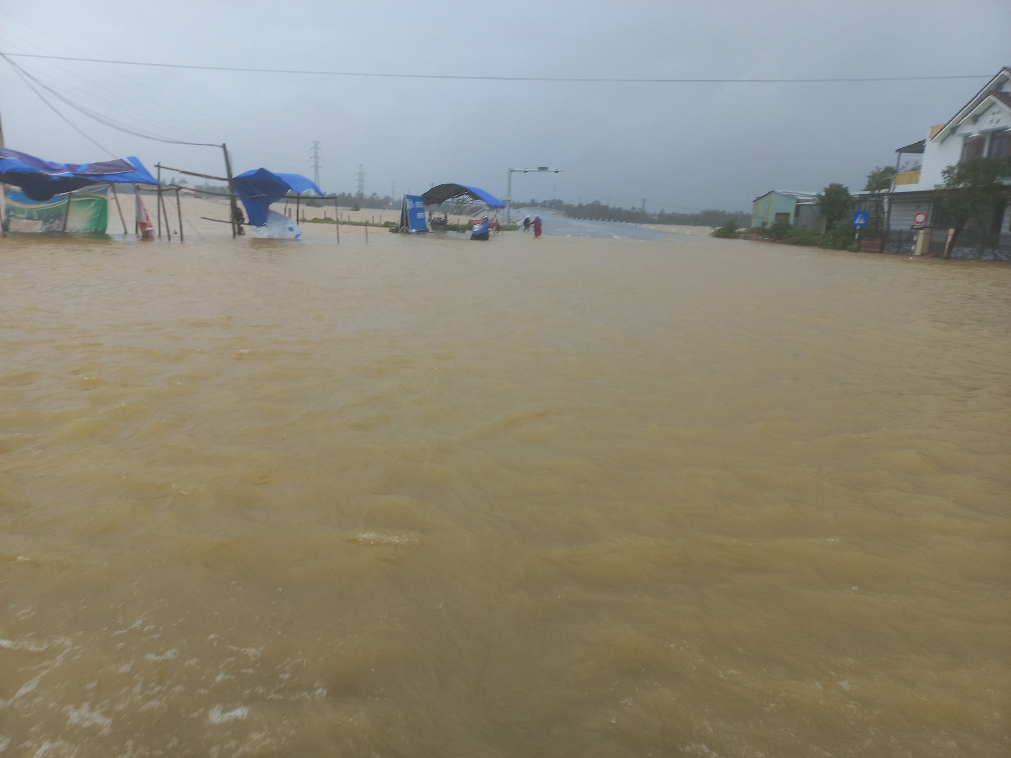 Mưa xối xả, nước lũ băng qua Quốc lộ 1 ở Quảng Nam - Ảnh 4. Mưa xối xả, nước lũ băng qua Quốc lộ 1 ở Quảng Nam - Ảnh 4.