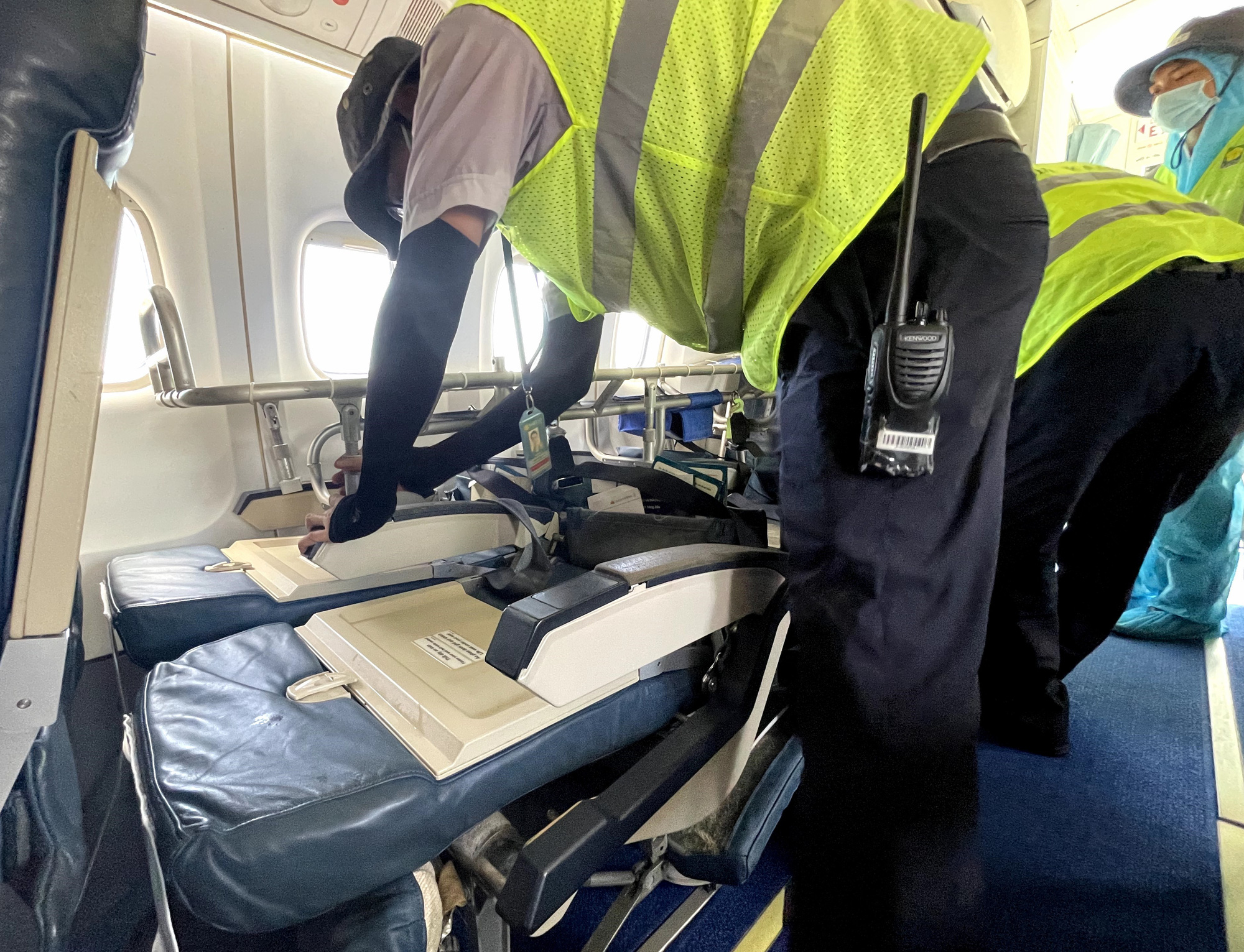 Lắp cáng trên máy bay đưa hành khách đặc biệt từ Côn Đảo về TP HCM - Ảnh 4. Lắp cáng trên máy bay đưa hành khách đặc biệt từ Côn Đảo về TP HCM - Ảnh 4.