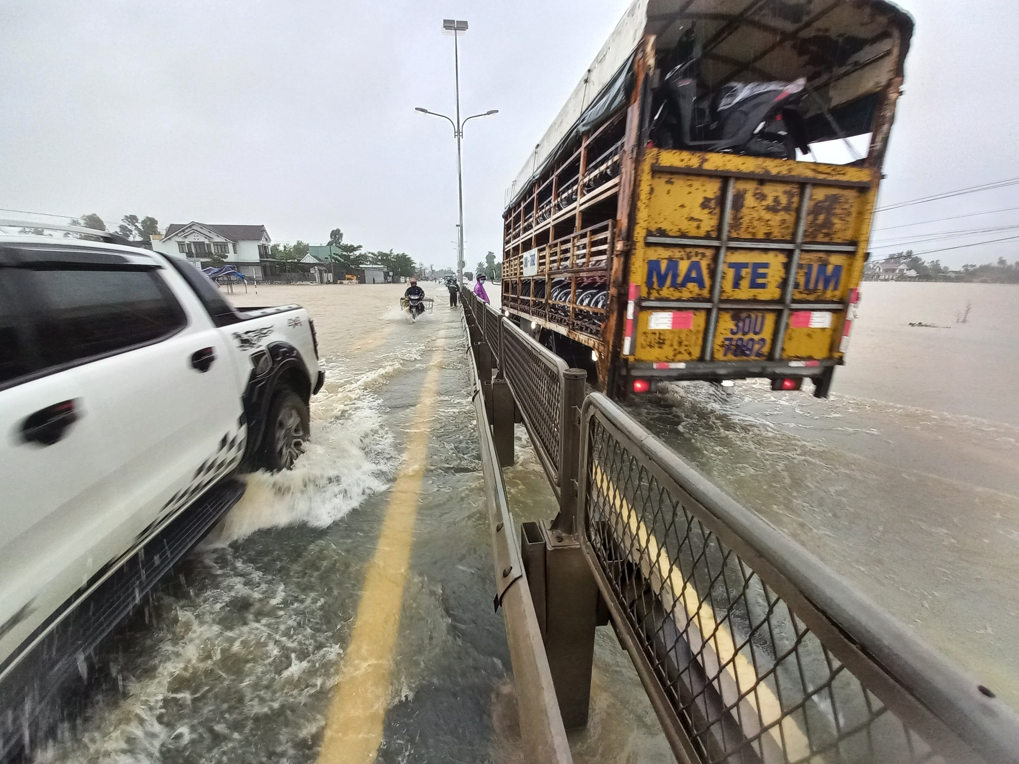 Mưa xối xả, nước lũ băng qua Quốc lộ 1 ở Quảng Nam - Ảnh 5. Mưa xối xả, nước lũ băng qua Quốc lộ 1 ở Quảng Nam - Ảnh 5.