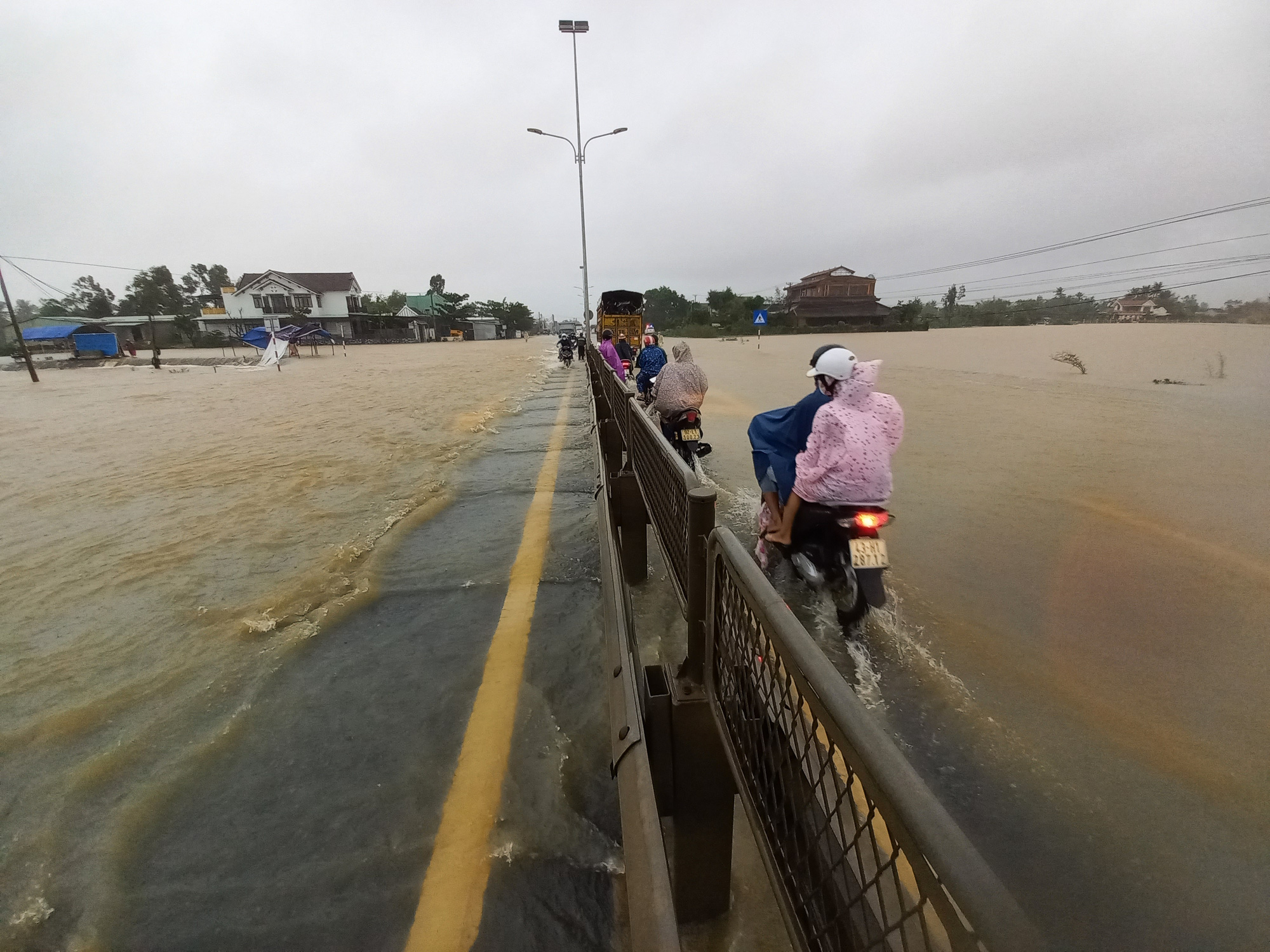 Mưa xối xả, nước lũ băng qua Quốc lộ 1 ở Quảng Nam - Ảnh 6. Mưa xối xả, nước lũ băng qua Quốc lộ 1 ở Quảng Nam - Ảnh 6.