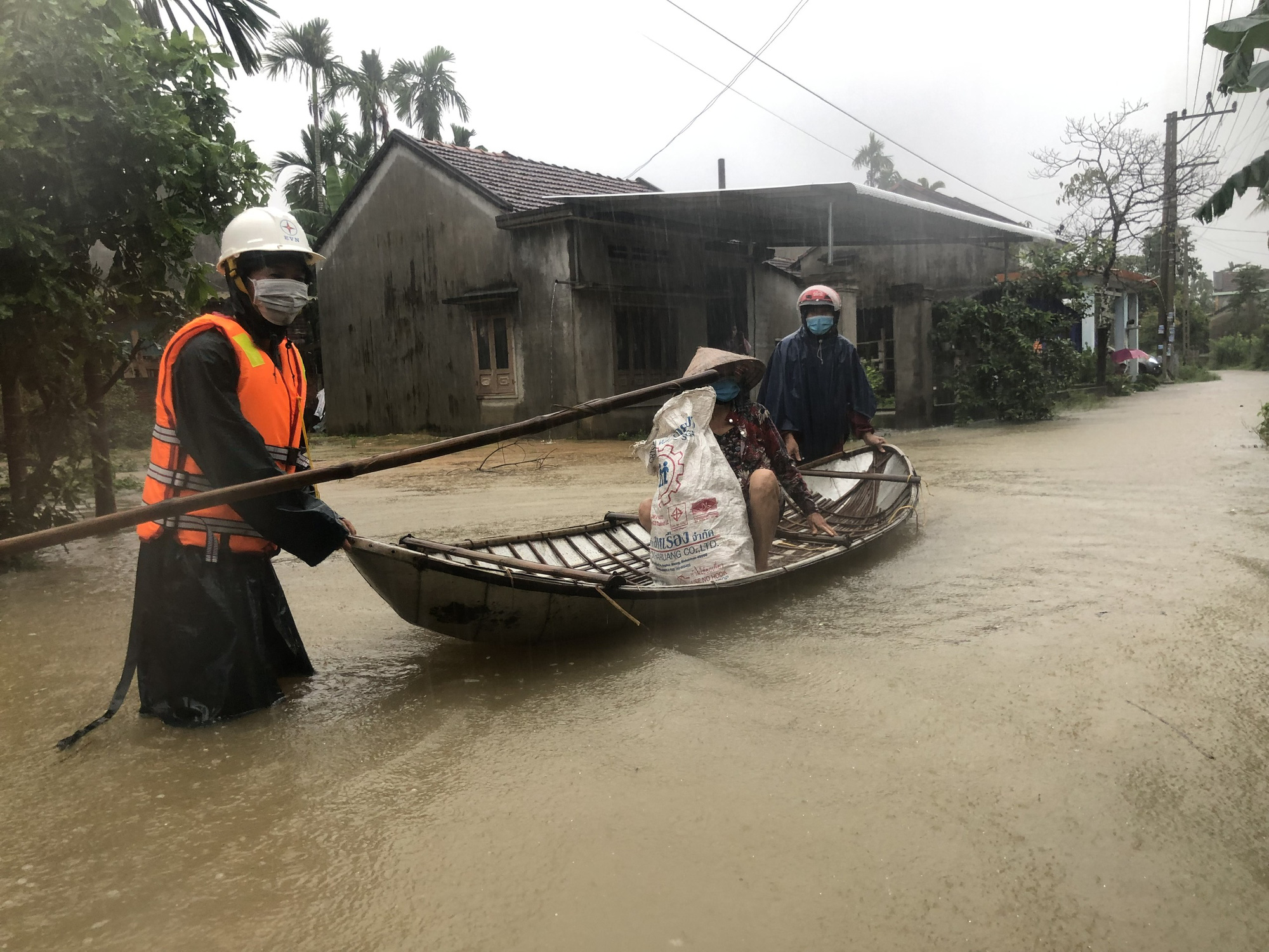 Quảng Ngãi: Khẩn cấp ứng phó đợt mưa to, sóng dữ trái mùa - Ảnh 1.