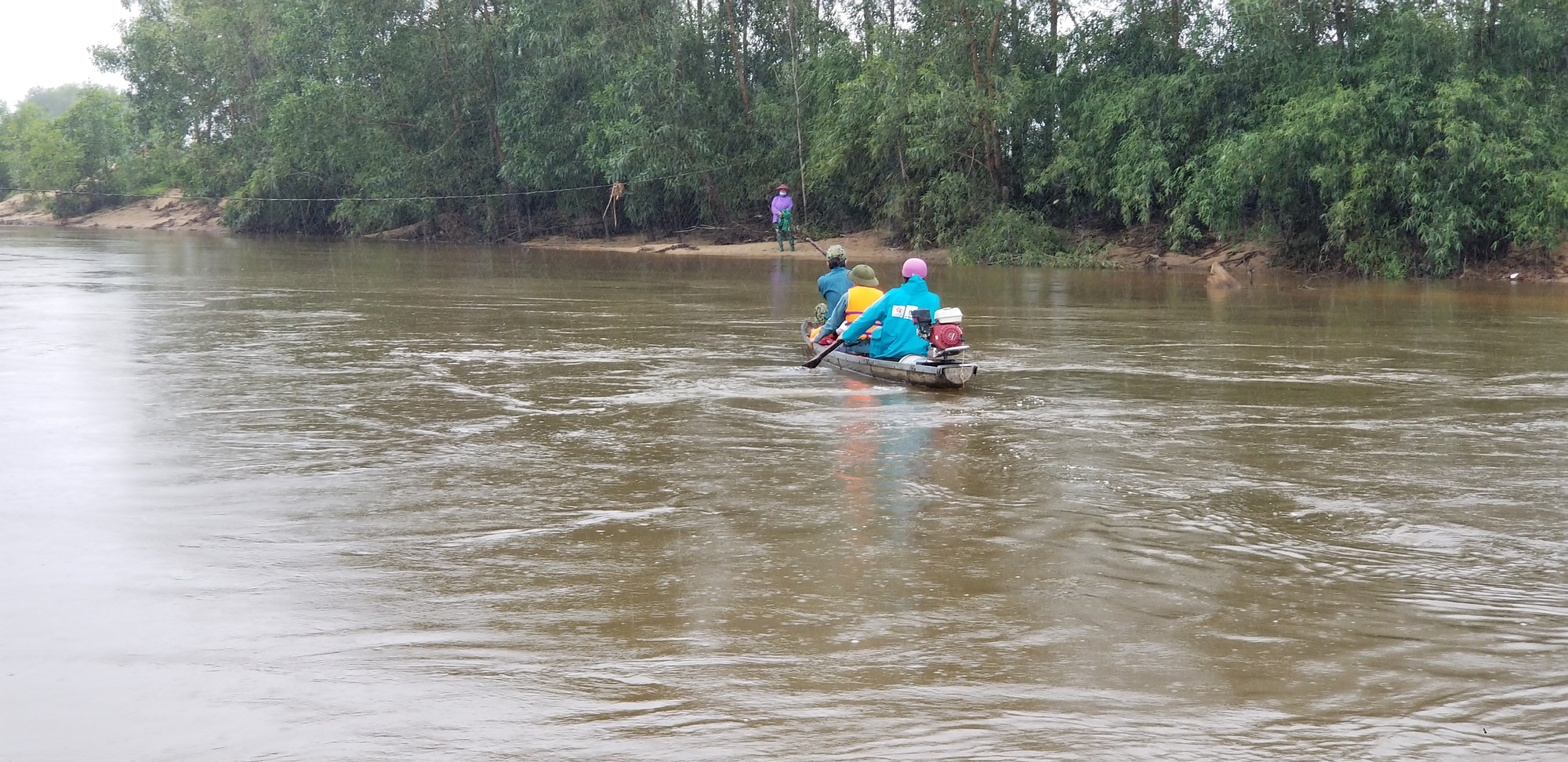 Phát hiện thi thể 2 cha con tử vong dưới sông cùng xe máy - Ảnh 2. Phát hiện thi thể 2 cha con tử vong dưới sông cùng xe máy - Ảnh 2.