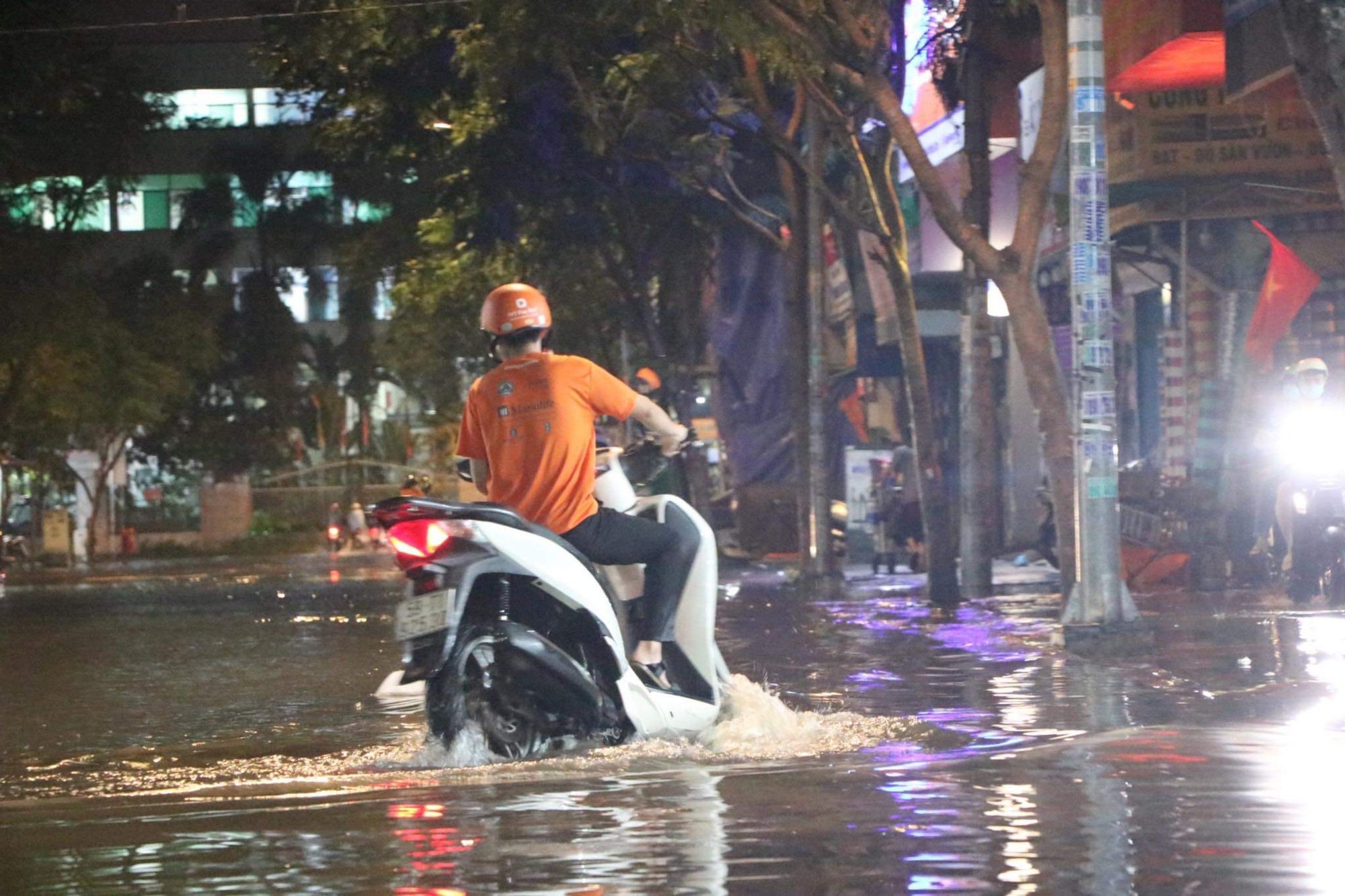 TP HCM: Triều cường kết hợp mưa lớn gây ngập nặng - Ảnh 2.