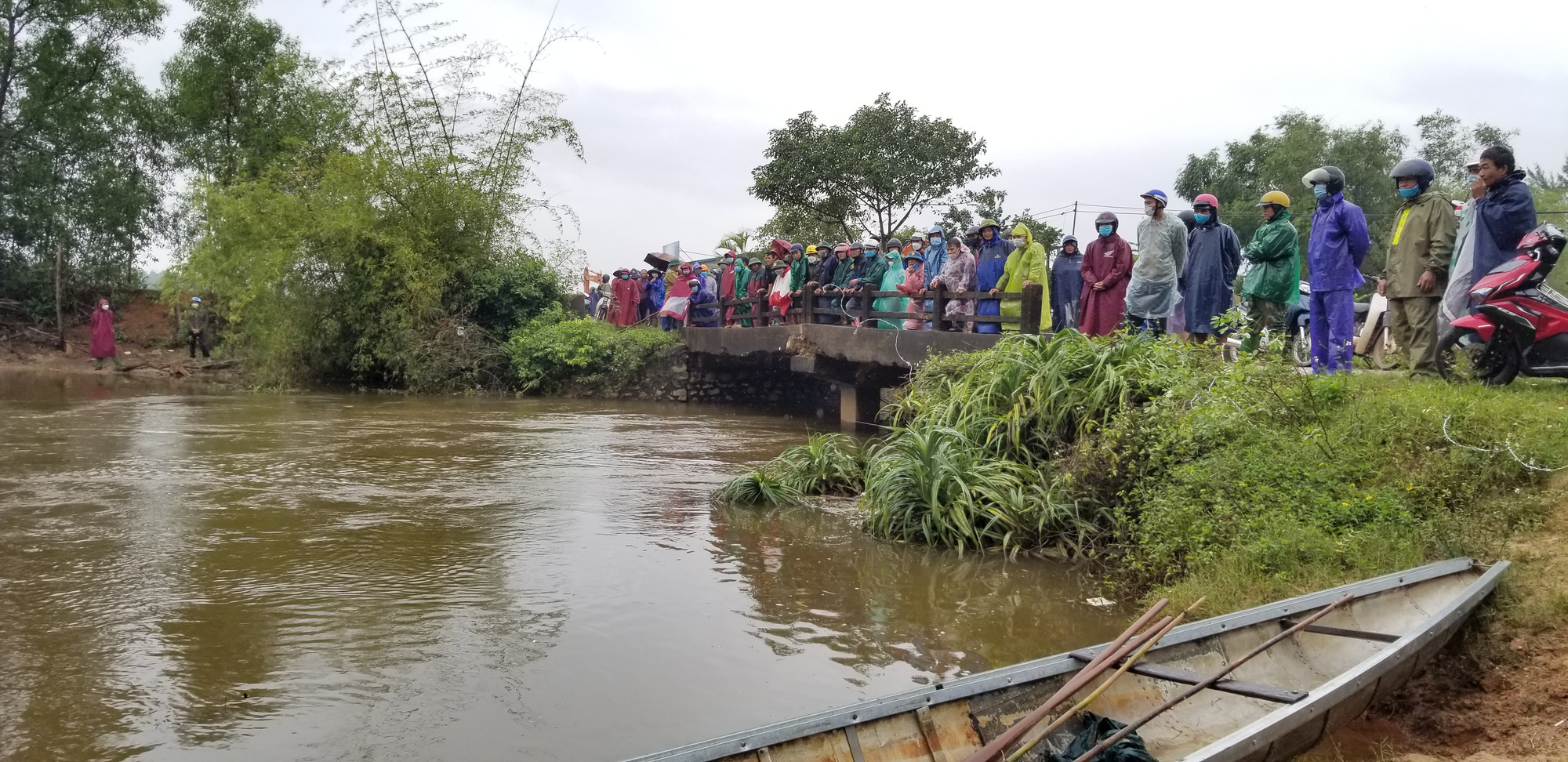 Phát hiện thi thể 2 cha con tử vong dưới sông cùng xe máy - Ảnh 1. Phát hiện thi thể 2 cha con tử vong dưới sông cùng xe máy - Ảnh 1.