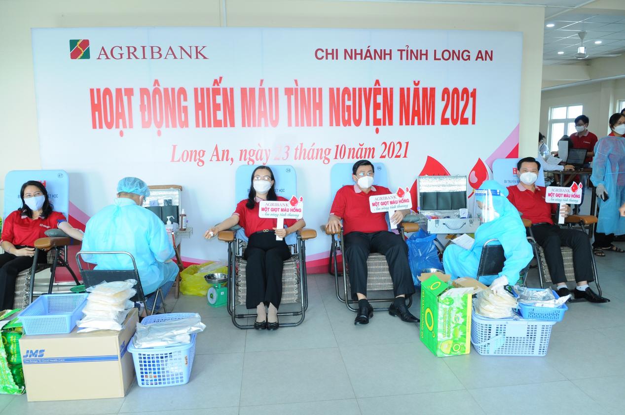 Agribank Long An: “Một giọt máu hồng - Ấm lòng tình thương” - Ảnh 1.