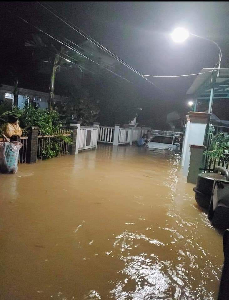 Nhiều thủy điện và hồ Phú Ninh ở Quảng Nam xả lũ, nước sông đang lên nhanh - Ảnh 1. Nhiều thủy điện và hồ Phú Ninh ở Quảng Nam xả lũ, nước sông đang lên nhanh - Ảnh 1.