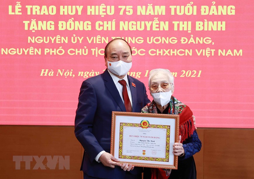 Chủ tịch nước trao Huy hiệu 75 năm tuổi Đảng tặng nguyên Phó Chủ tịch nước Nguyễn Thị Bình - Ảnh 2.