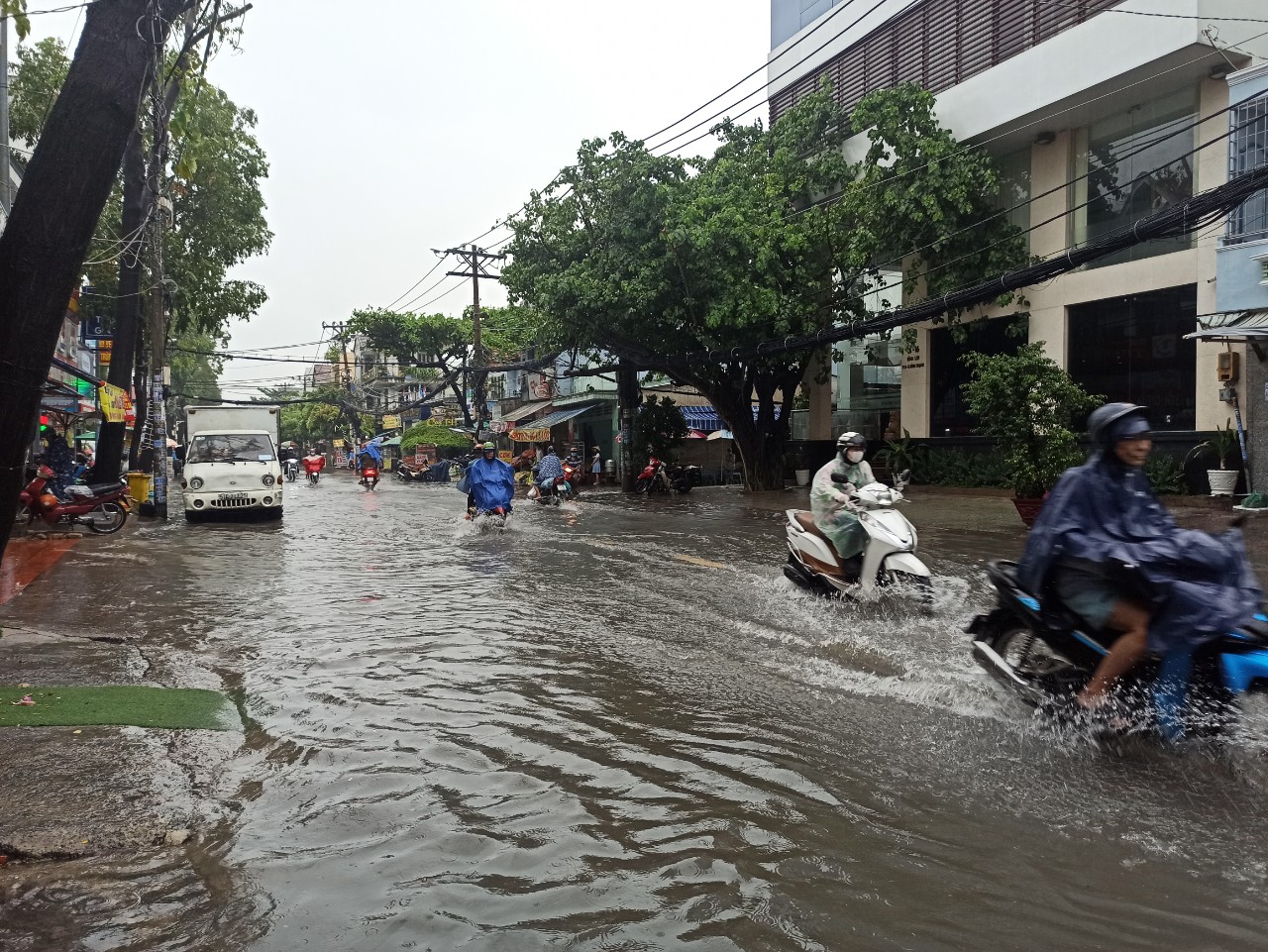 Khu trung tâm TP HCM lại ngập - Ảnh 2.