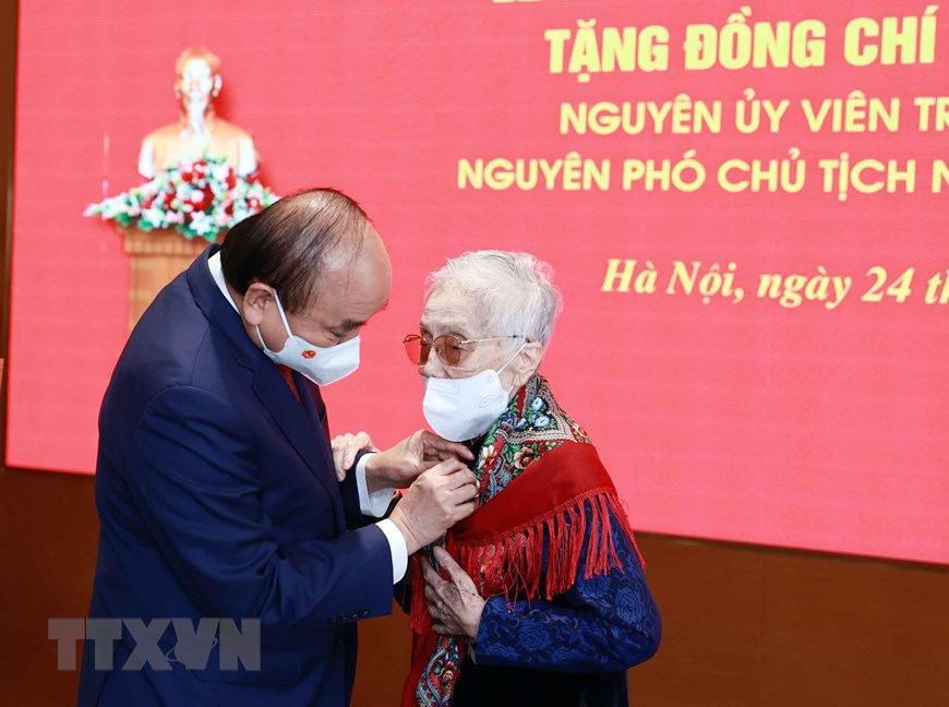 Chủ tịch nước trao Huy hiệu 75 năm tuổi Đảng tặng nguyên Phó Chủ tịch nước Nguyễn Thị Bình - Ảnh 1.