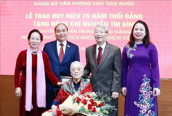 Chủ tịch nước trao Huy hiệu 75 năm tuổi Đảng tặng nguyên Phó Chủ tịch nước Nguyễn Thị Bình - Ảnh 3.
