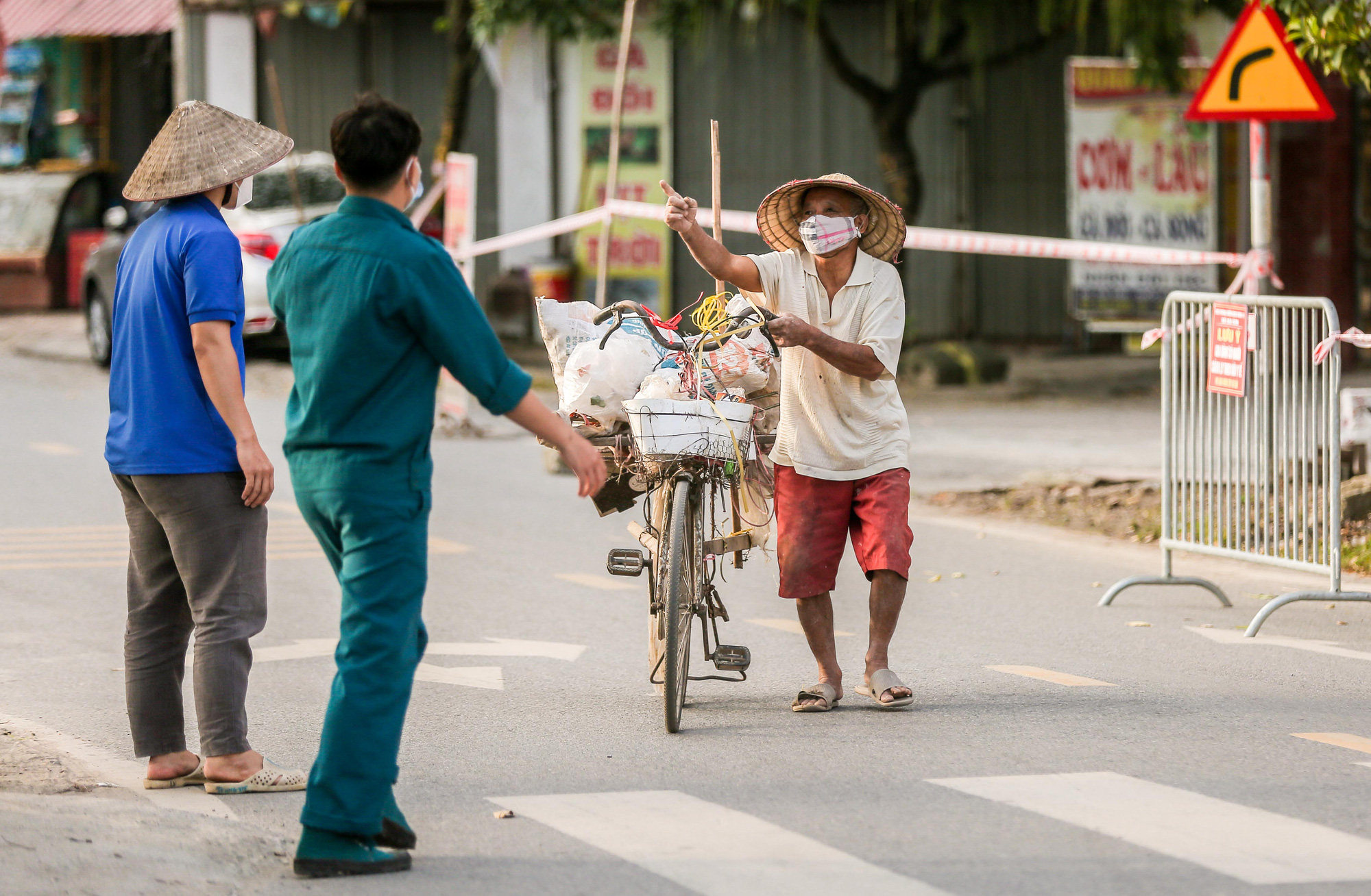 CLIP: Phong tá»a trụ sở TAND huyện, nhiá»u Ä‘iểm liên quan chùm 7 ca mắc Covid-19 - Ảnh 13. CLIP: Phong tá»a trụ sở TAND huyện, nhiá»u Ä‘iểm liên quan chùm 7 ca mắc Covid-19 - Ảnh 13.