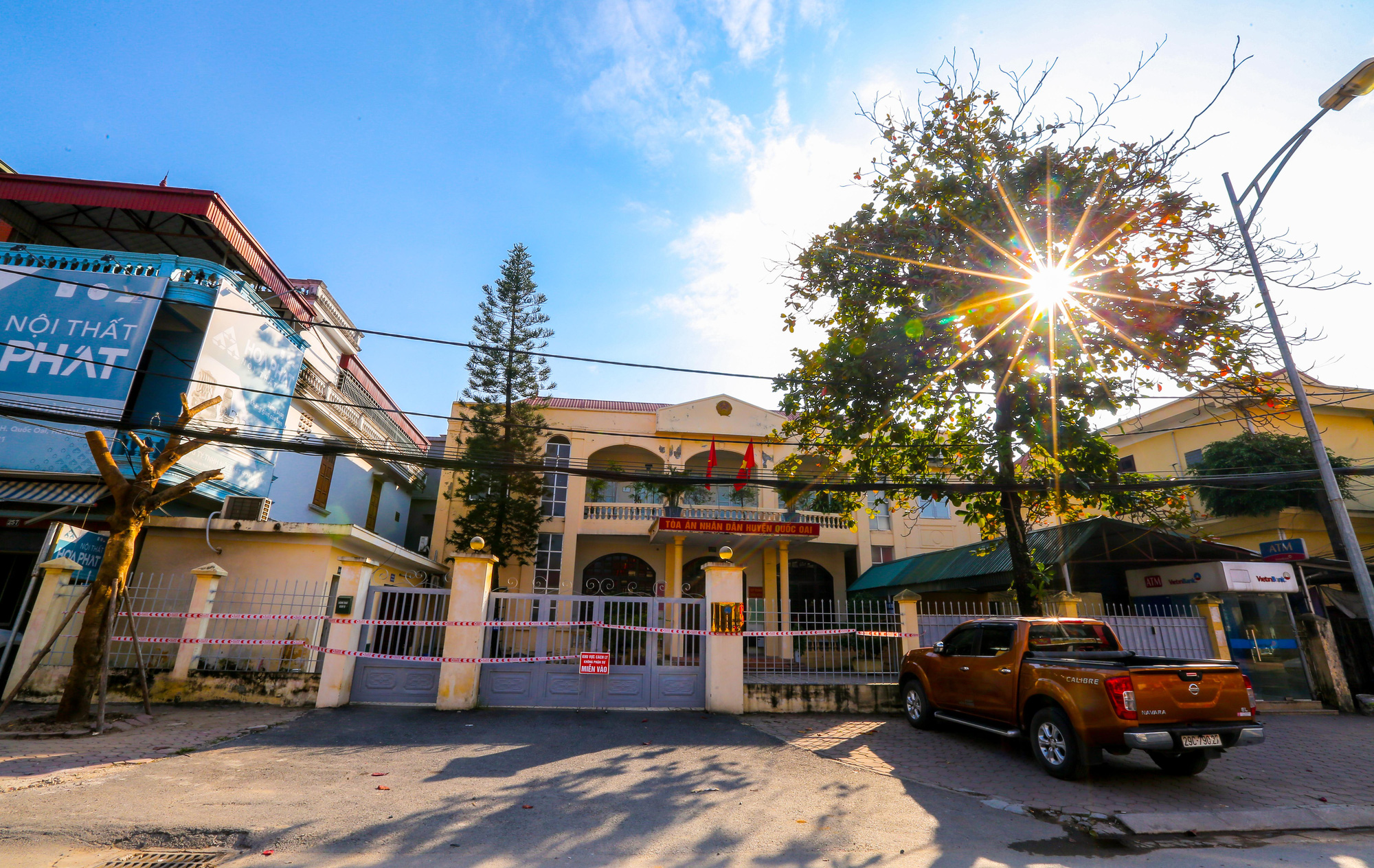 CLIP: Phong tá»a trụ sở TAND huyện, nhiá»u Ä‘iểm liên quan chùm 7 ca mắc Covid-19 - Ảnh 2. CLIP: Phong tá»a trụ sở TAND huyện, nhiá»u Ä‘iểm liên quan chùm 7 ca mắc Covid-19 - Ảnh 2.