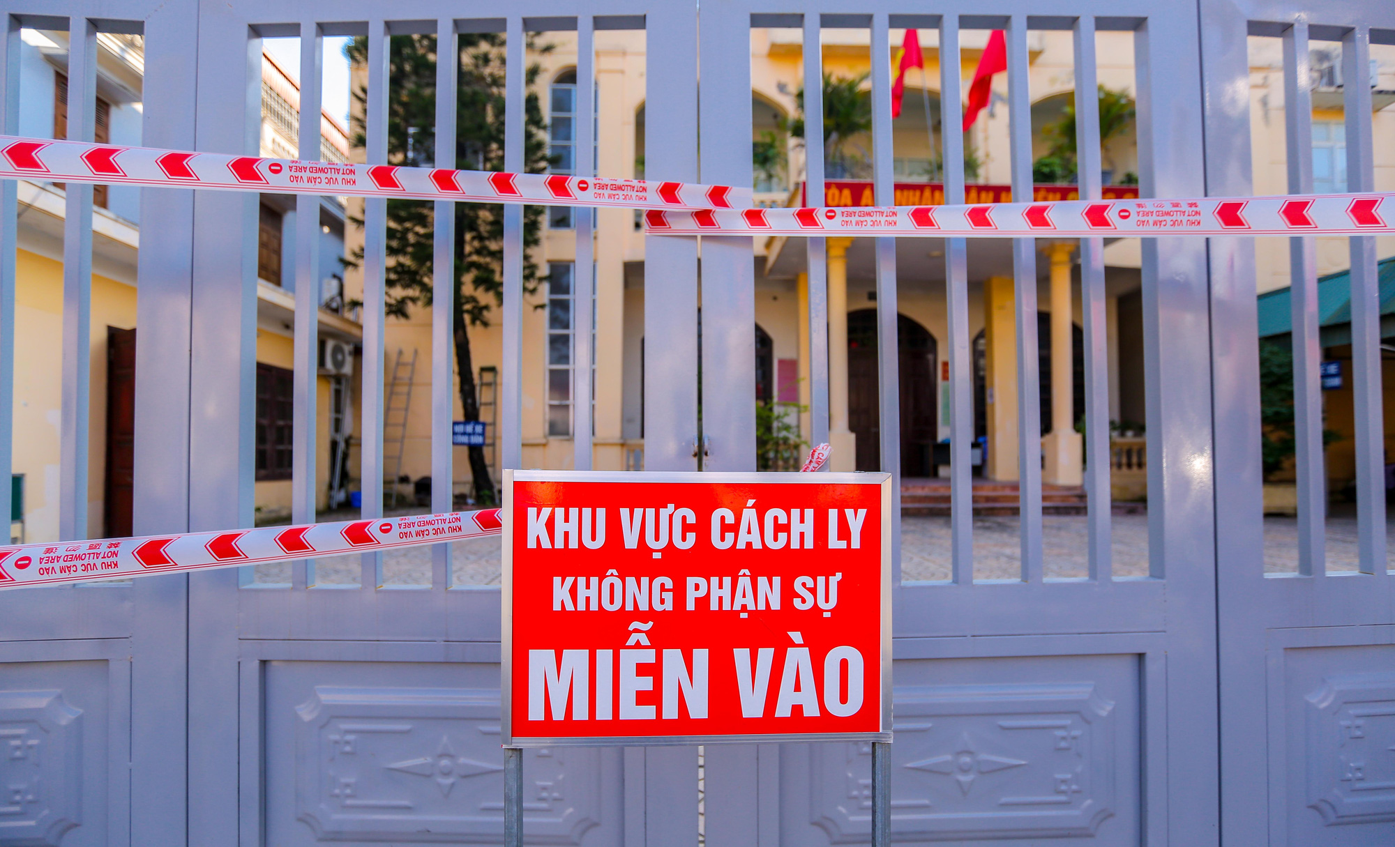 CLIP: Phong tá»a trụ sở TAND huyện, nhiá»u Ä‘iểm liên quan chùm 7 ca mắc Covid-19 - Ảnh 3. CLIP: Phong tá»a trụ sở TAND huyện, nhiá»u Ä‘iểm liên quan chùm 7 ca mắc Covid-19 - Ảnh 3.