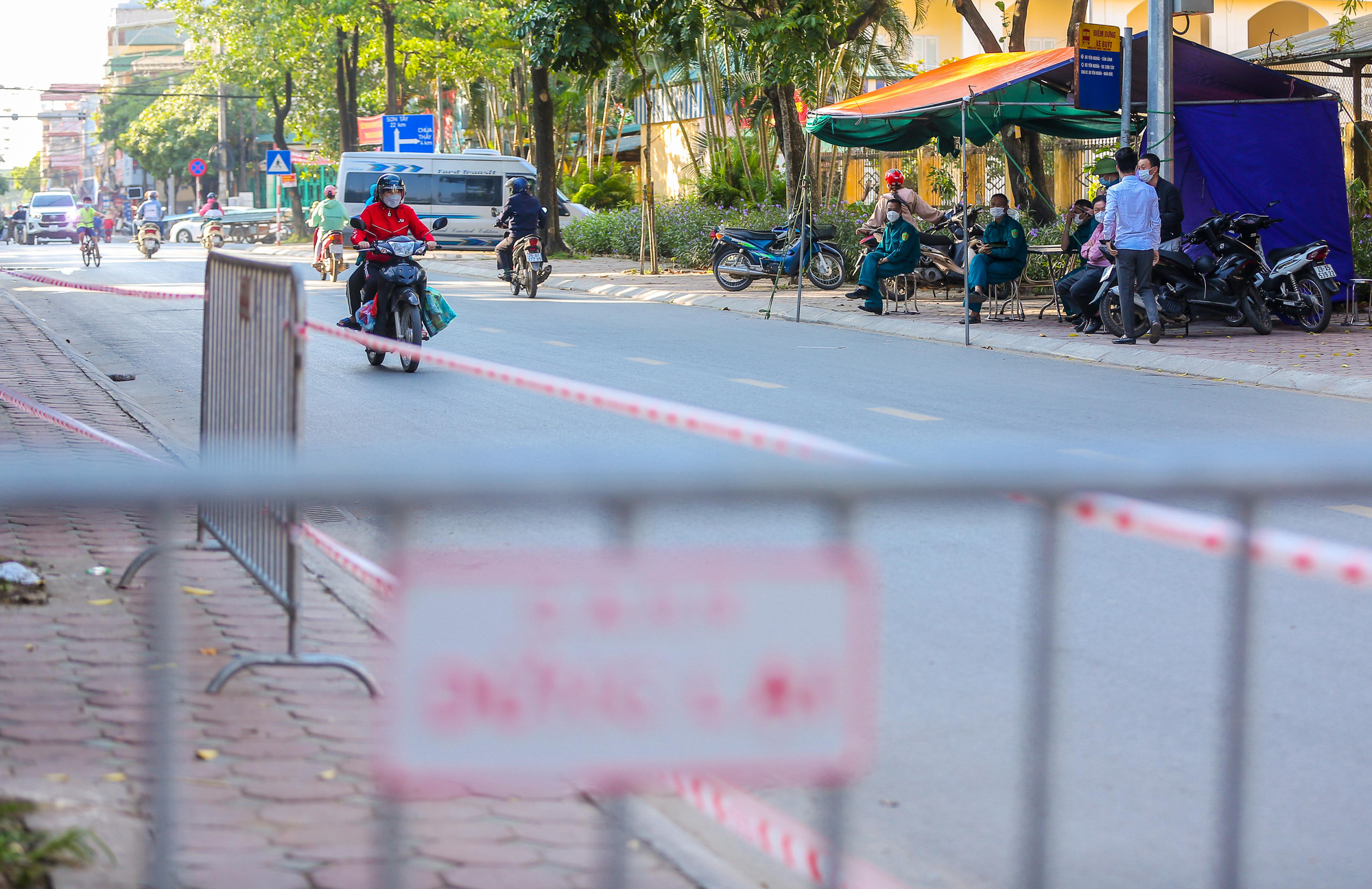 CLIP: Phong tá»a trụ sở TAND huyện, nhiá»u Ä‘iểm liên quan chùm 7 ca mắc Covid-19 - Ảnh 5. CLIP: Phong tá»a trụ sở TAND huyện, nhiá»u Ä‘iểm liên quan chùm 7 ca mắc Covid-19 - Ảnh 5.